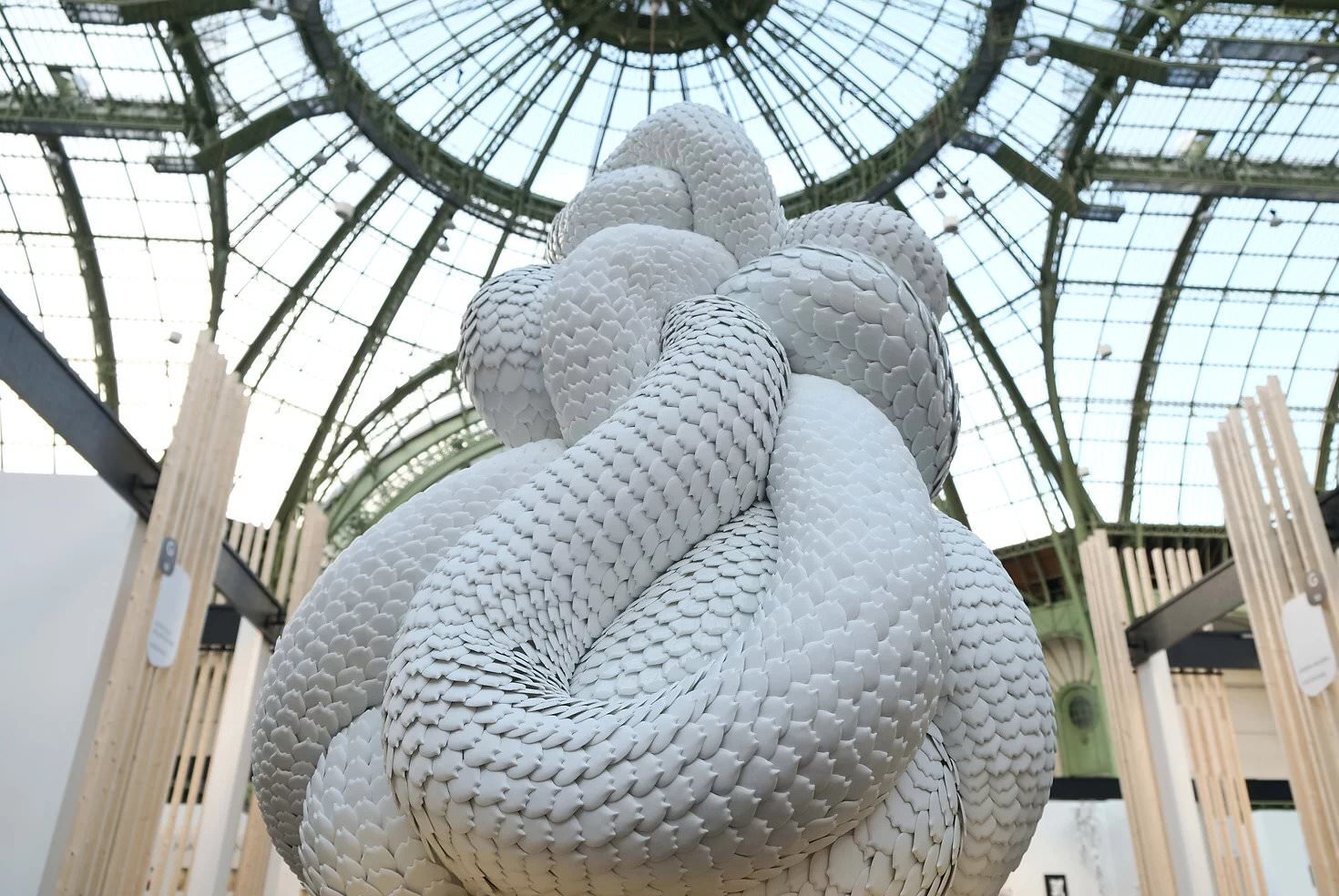 Le misteriose sculture di ceramica di Juliette Clovis che prendono spunto dalla coda del pangolino