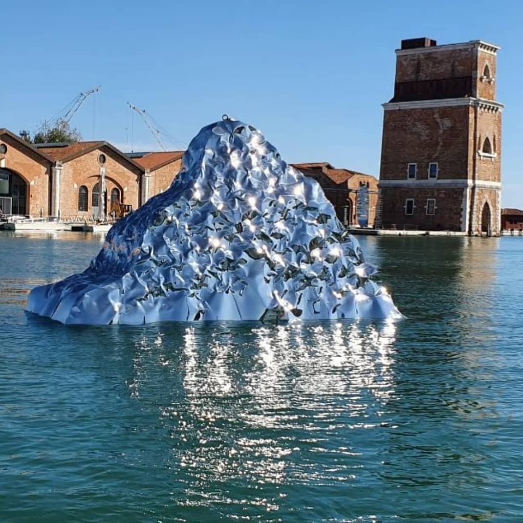 Helidon Xhixha celebra  l'acqua e la luce di Venezia, mentre una scultura di 700 chili fluttua sulla laguna
