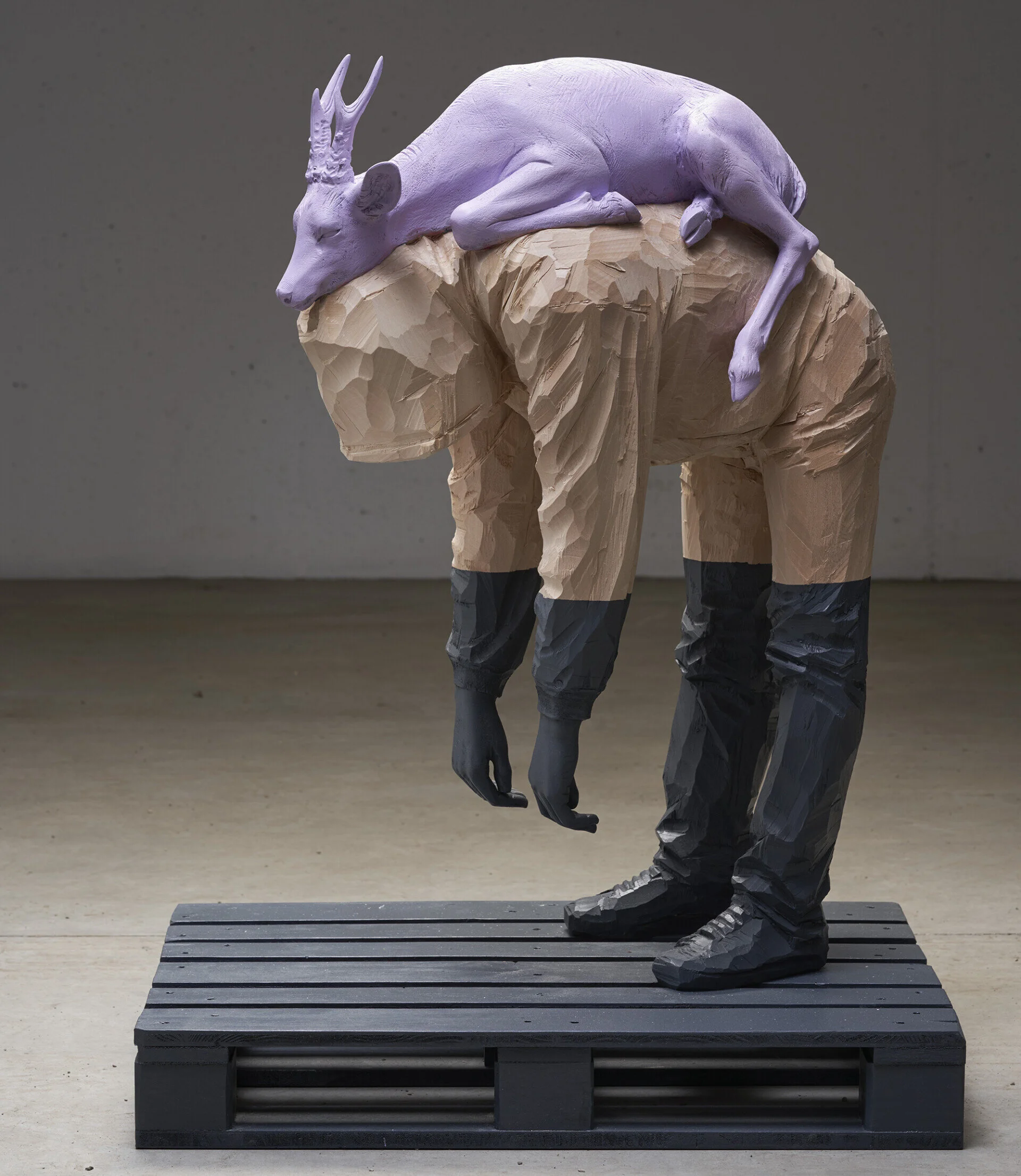 “Palvaz” (2019), legno di tiglio, colore acrilico, 95 x 70 x 47 centimetri