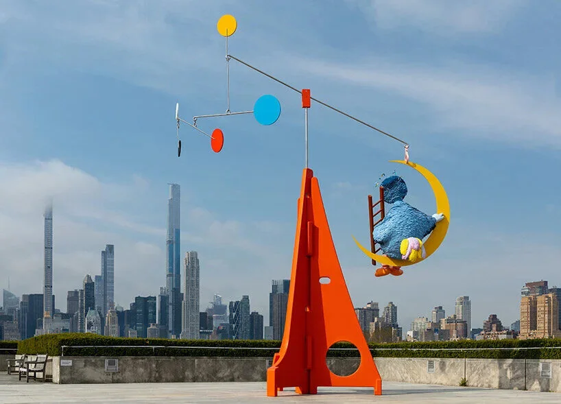 Alex Da Corte mette Big Bird dei Muppets (che sogna Calvino) a presidiare il Met di New York