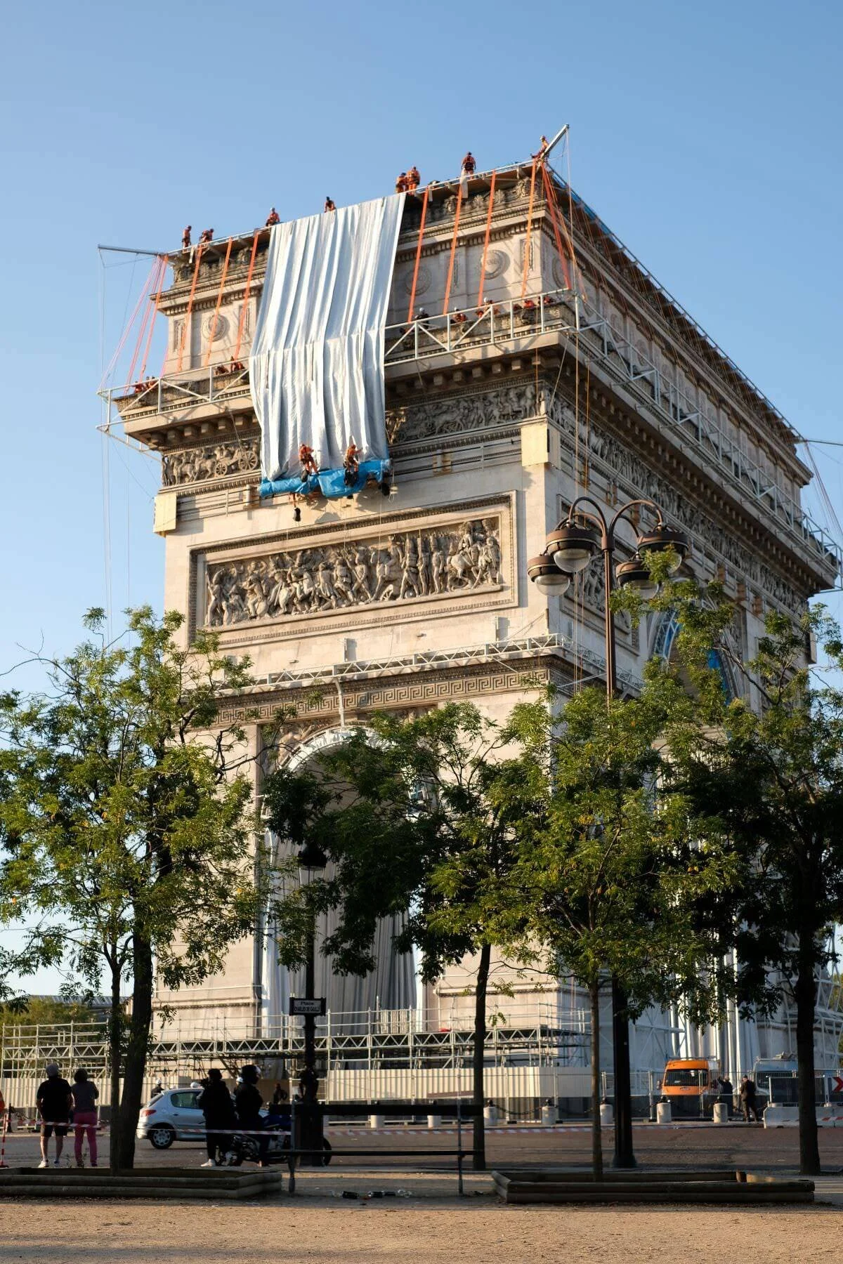 Christo and Jeanne-Claude, L'Arc de Triomphe, Wrapped, Paris, 1961-2021. photo:  ©2021 Christo and Jeanne-Claude Foundation
