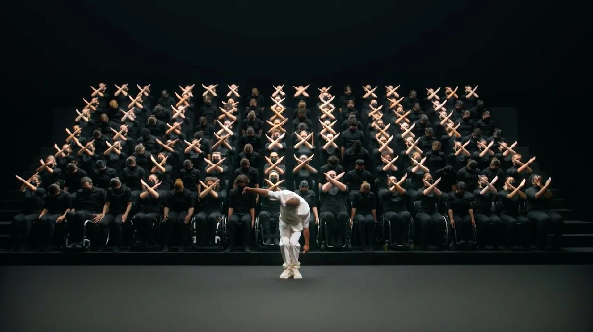 L'incredibile danza di braccia coreografata da Sadeck Waff per le Paralimpiadi