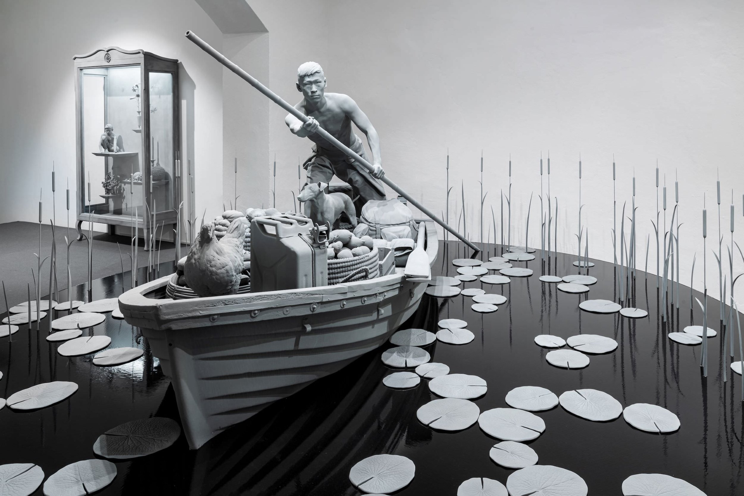 L'iperrealismo trasognato e amaro delle incredibili sculture di Hans Op De Beeck