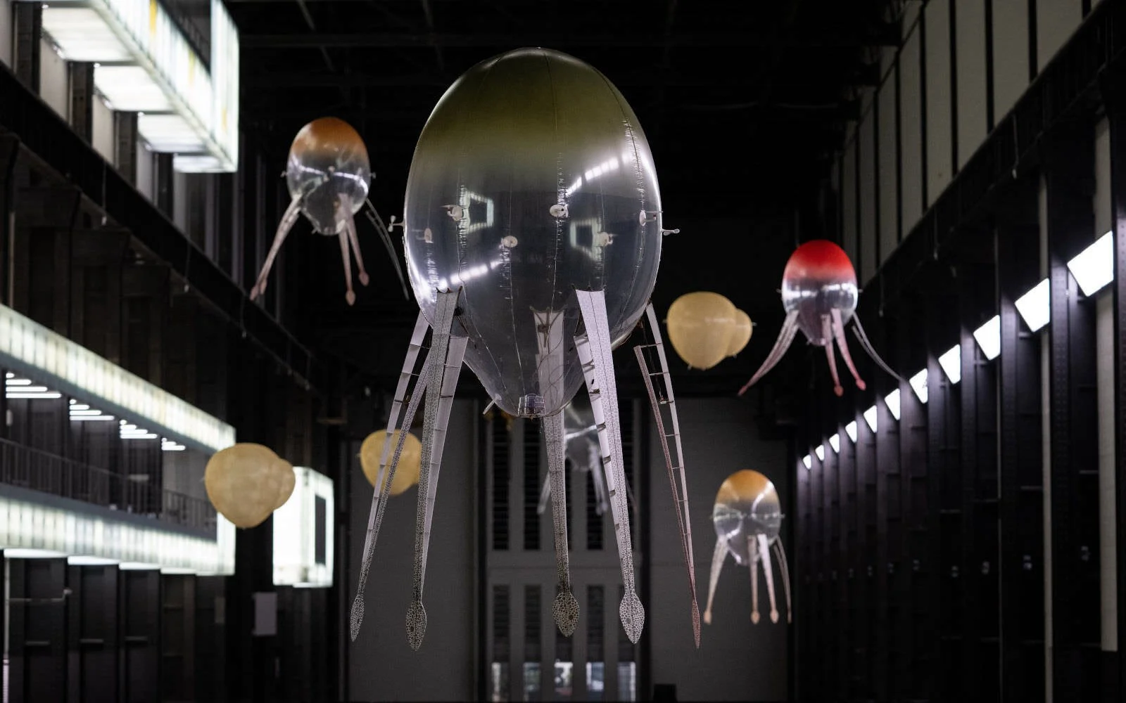 Con dei robot fluttuanti e 53 litri di profumo Anicka Yi ha trasformato la Tate in uno stravagante acquario