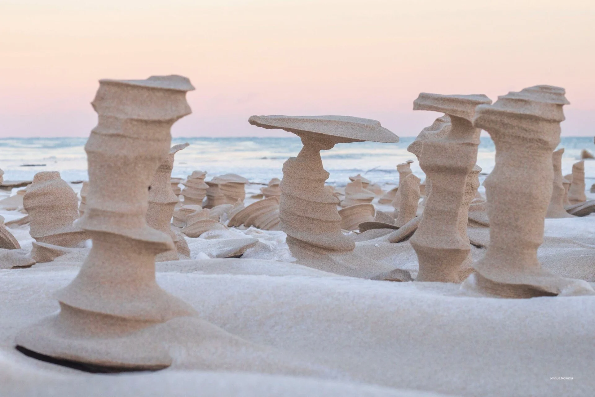 Una mattina, all'improvviso, delle sculture di sabbia ghiacciata sono comparse su una spiaggia del Lago Michigan
