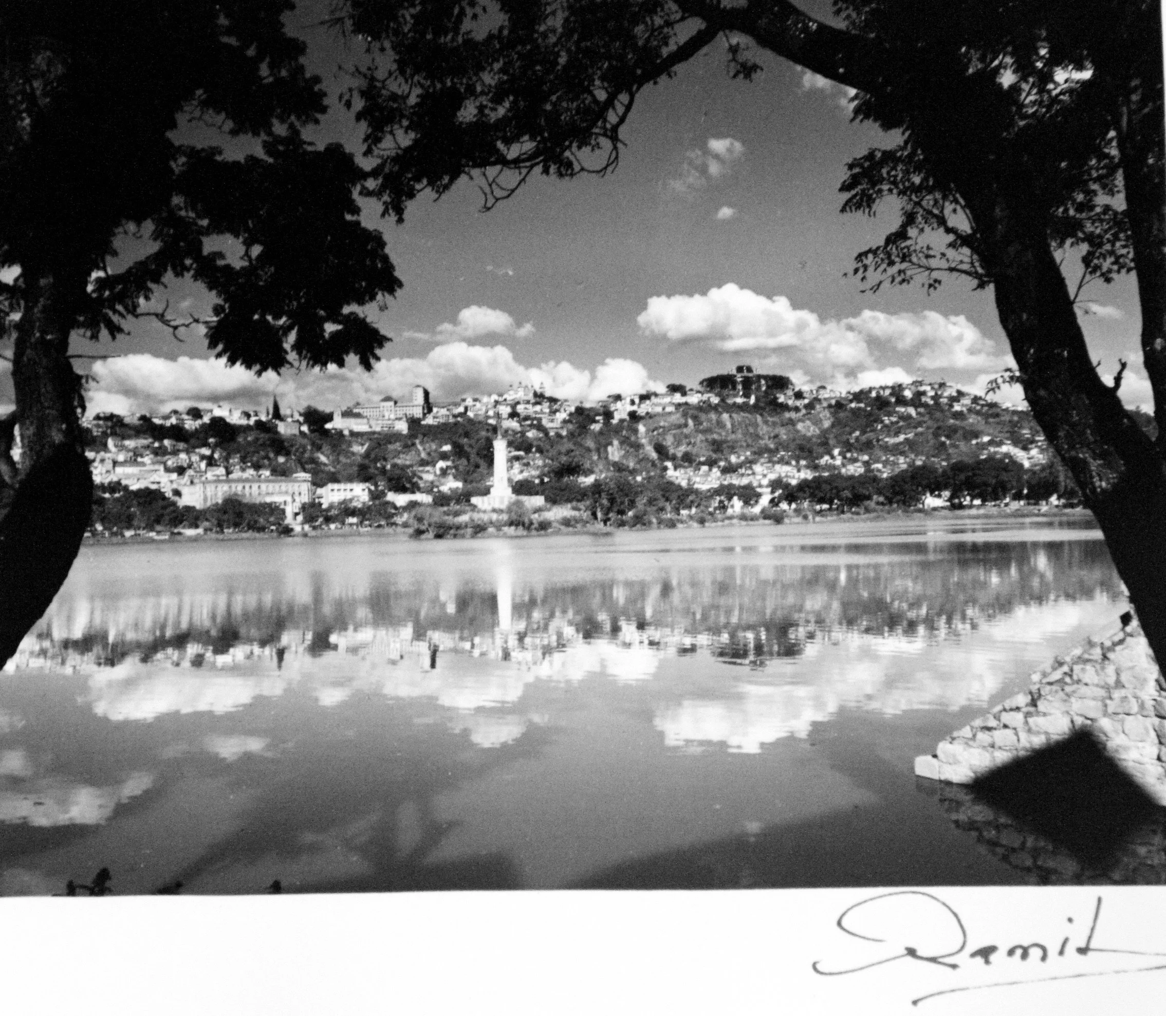 Gli scatti ingenui e spettacolari di Emile Rakotondrazaka, il padre della fotografia in bianco e nero del Madagascar