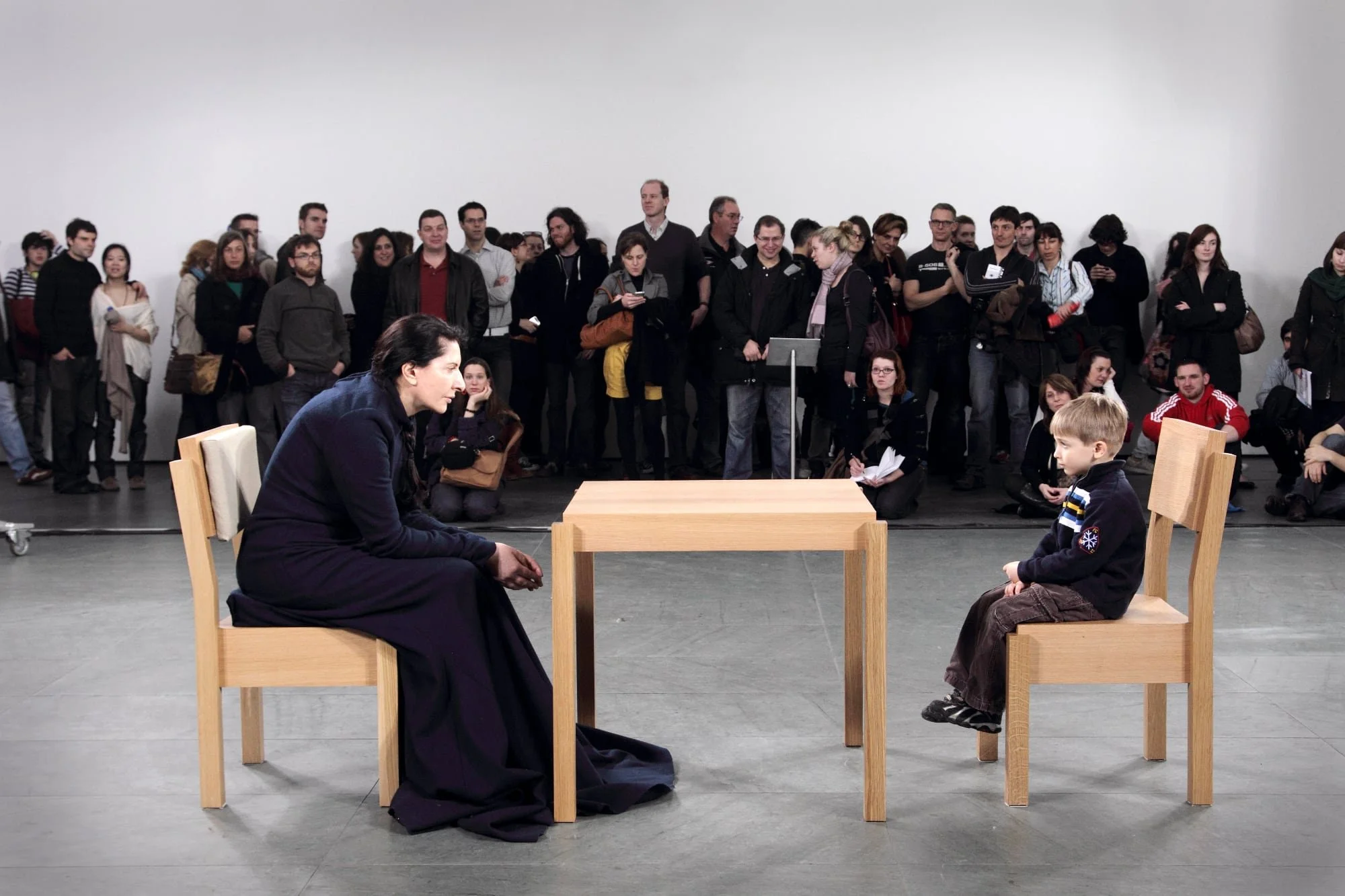 L'iconica "The Artist is Present" di Marina Abramović ritorna per aiutare l'Ucraina. Stop alle offerte entro domani