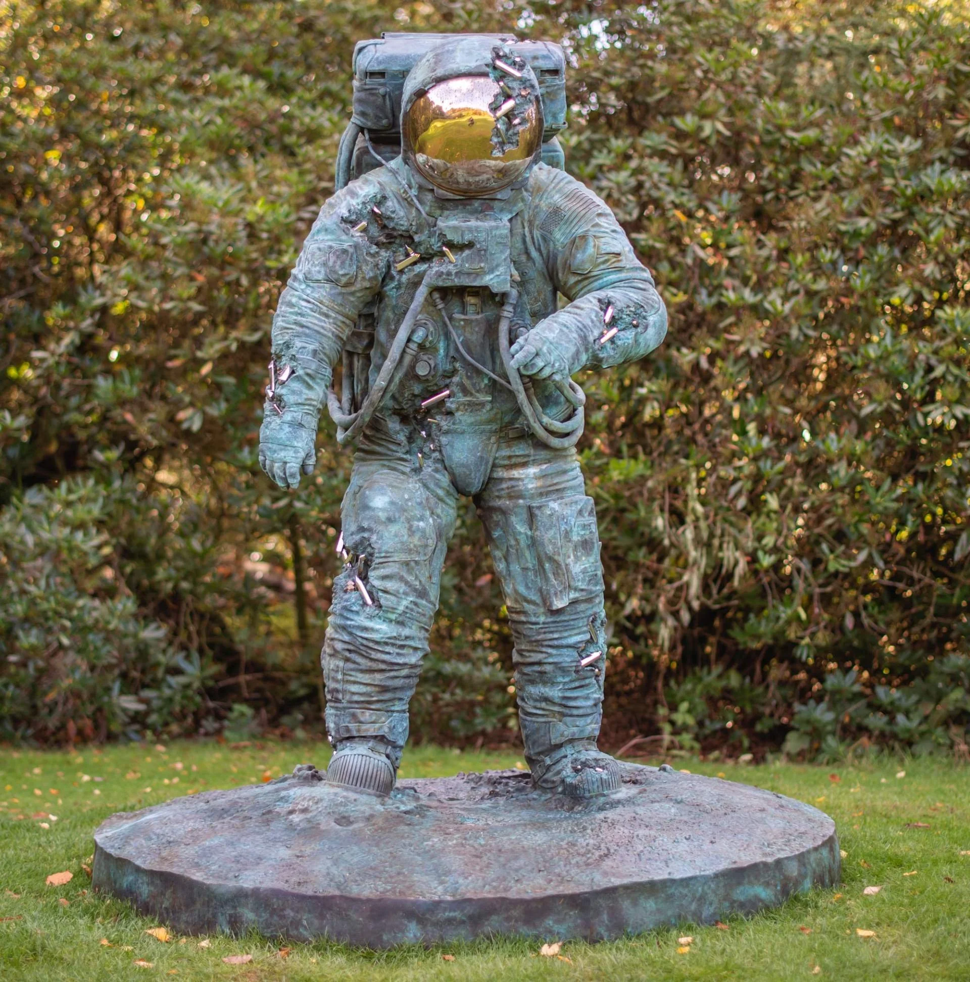 Le sculture bronzee con cristalli di Daniel Arsham luccicano tra il fogliame autunnale dello Yorkshire Sculpture Park