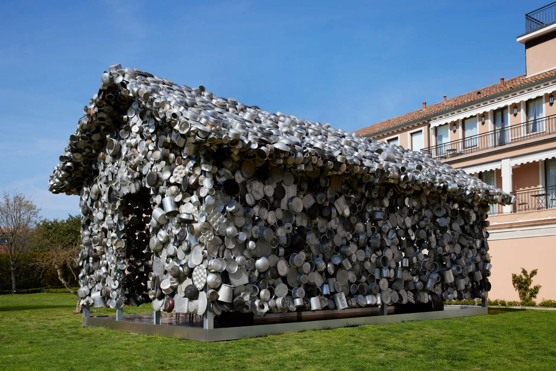 Subodh Gupta ha costruito un ristorante con vecchie pentole indiane nel parco di un hotel di Venezia