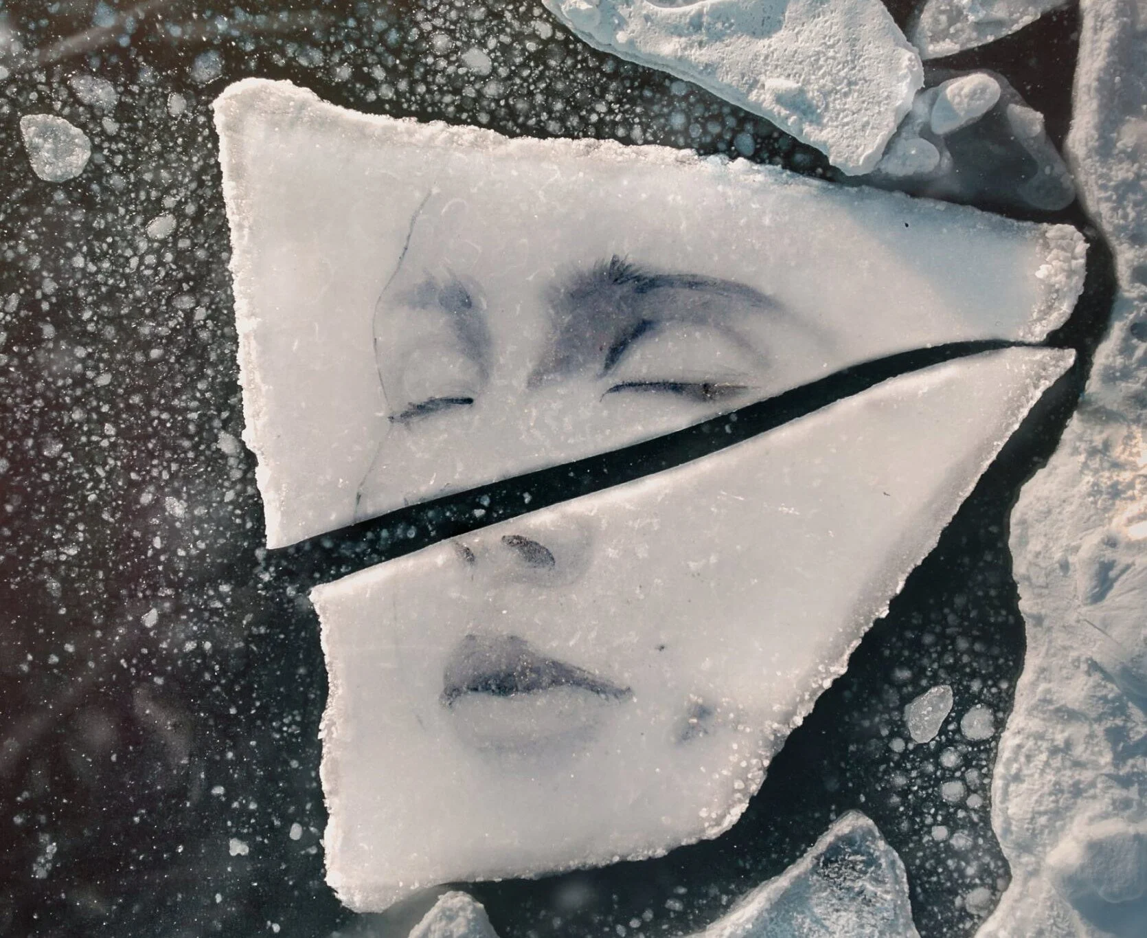 David Popa, che realizza giganteschi ed effimeri graffiti sulle lastre di ghiaccio alla deriva