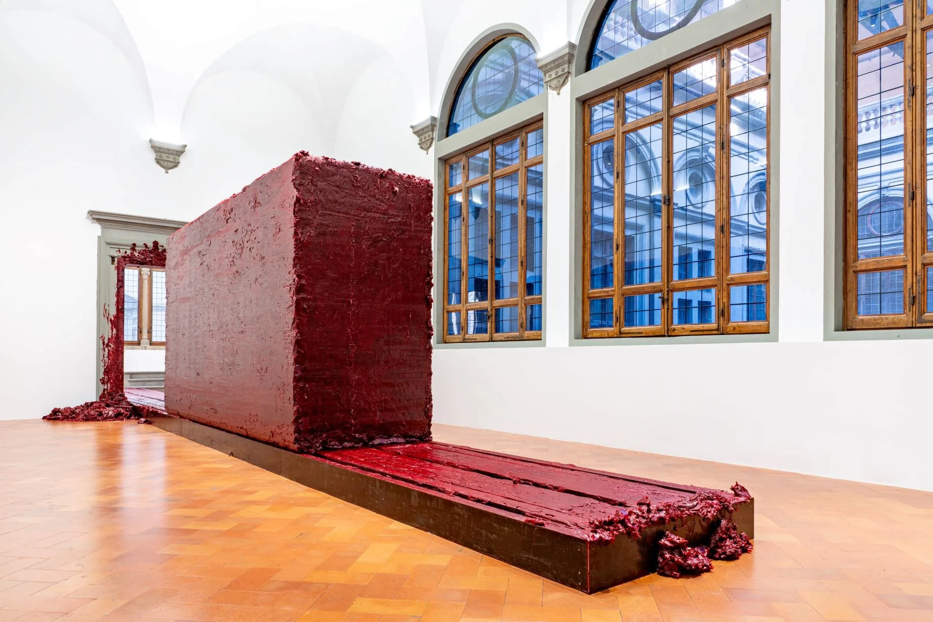 C’ è anche Anish Kapoor tra gli artisti che stanno addestrando l’Intelligenza Artificiale (a loro insaputa)
