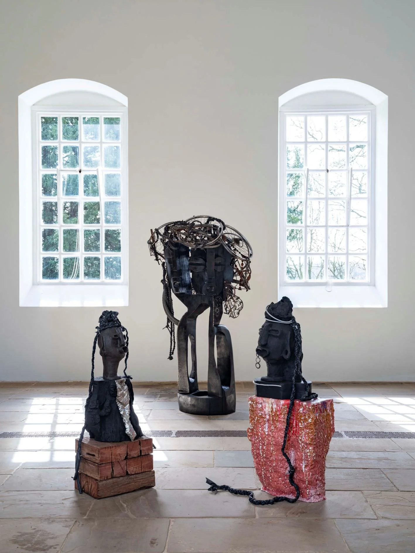 I clan di sculture in spazzatura di Leilah Babirye in Biennale e allo Yorkshire Sculpture Park