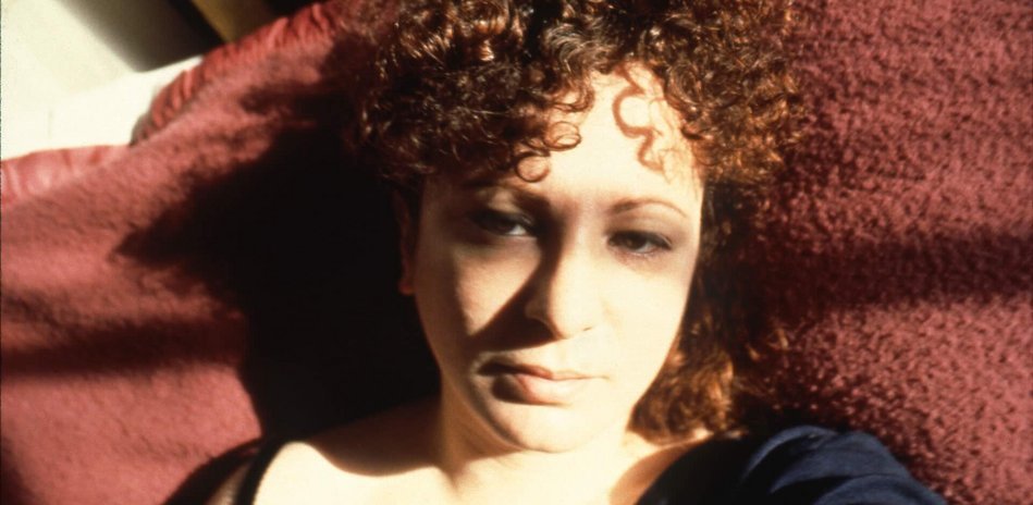 Nan Goldin parla alla Neue Nationalgalerie di Berlino e innesca un caso nazionele