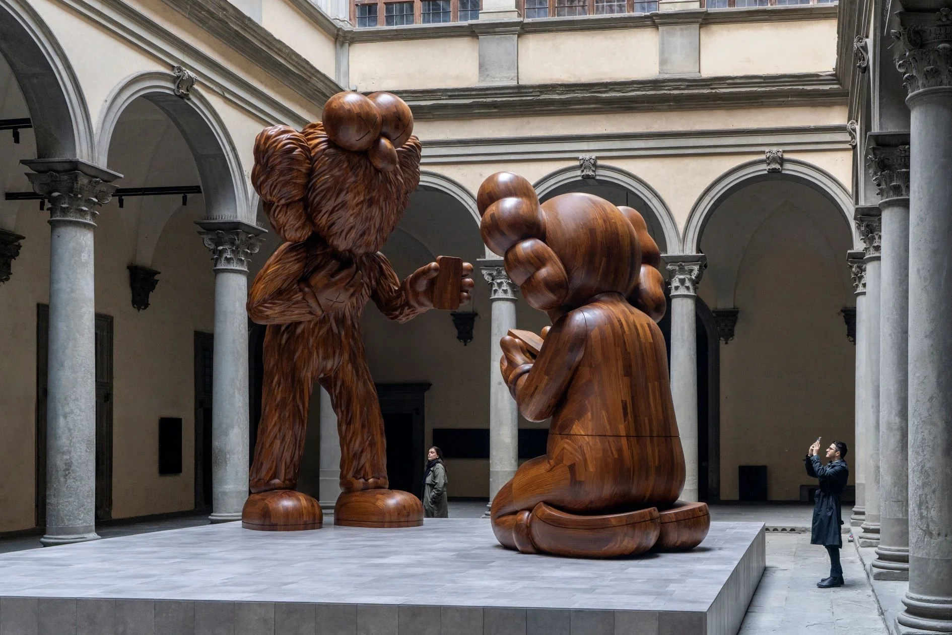 “The Message” l’opera d’arte pubblica di KAWS a Firenze mette in scena l’Annunciazione nell’era degli smartphone