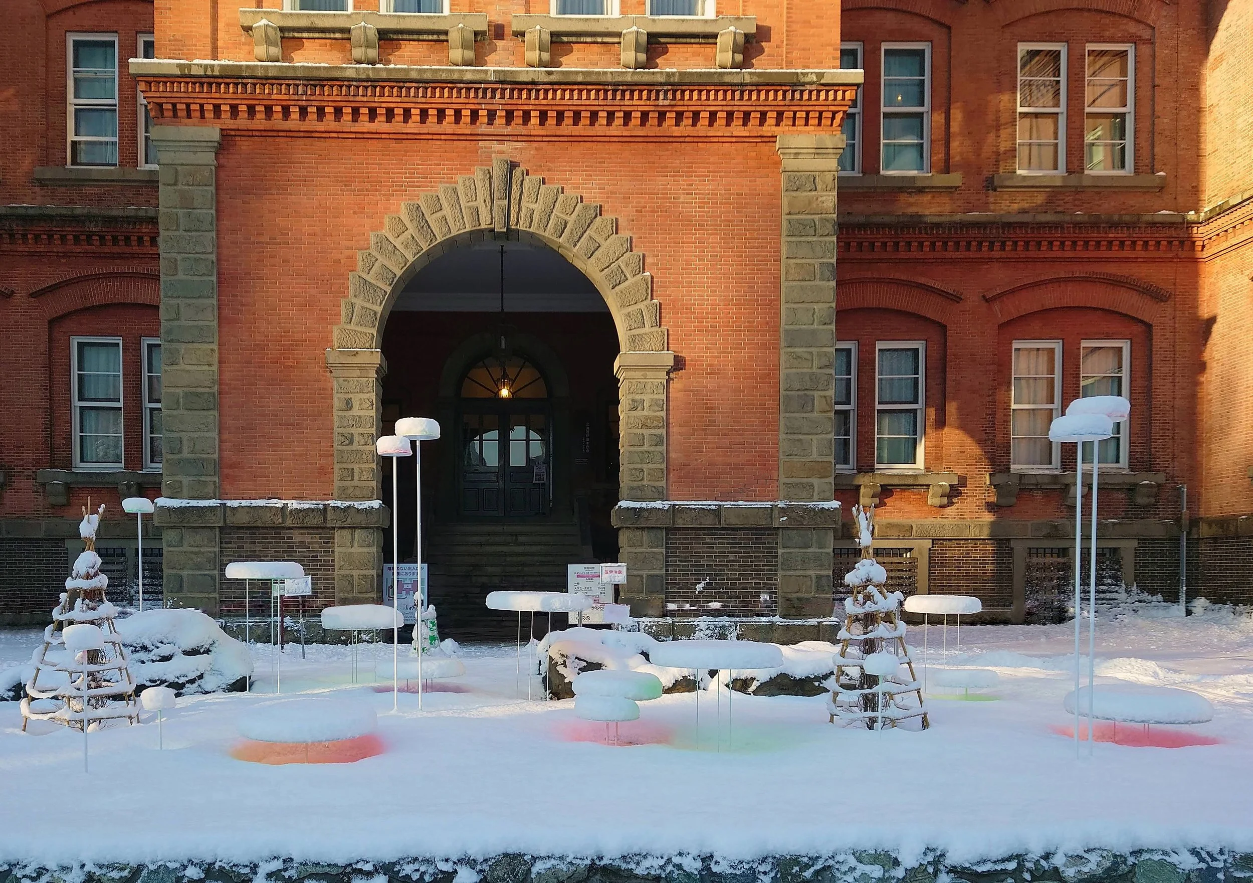 Nel parco del Vecchio Palazzo del Governo di Hokkaido le sculture di Toshihiko Shibuya celebrano la bellezza del paesaggio nordico 