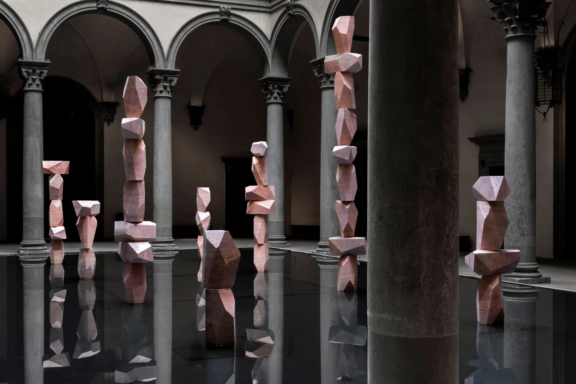 Con acqua e colonne di travertino rosa SUPERFLEX trasforma il cortile di Palazzo Strozzi in una piscina per i pesci del futuro