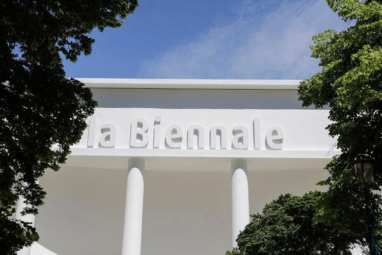 Biennale di Venezia 2026: la giuria si dimette in massa, i Leoni d’oro li darà il pubblico come a Sanremo