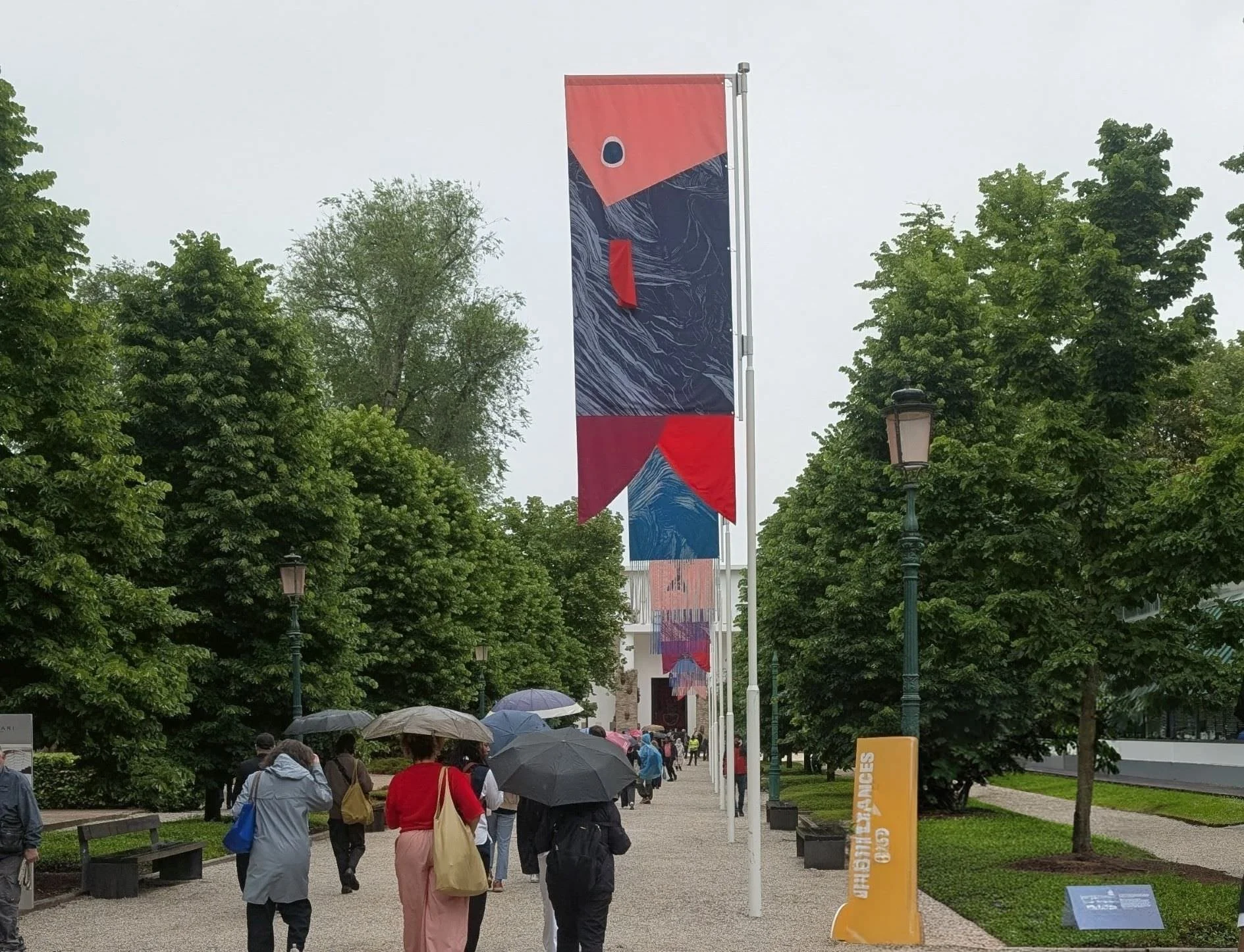 Se alla Biennale di Venezia 2026 pensavate di votare per l’Italia o l’Austria, scordatevelo! I voti per metà degli artisti in lizza ai “Leoni dei visitatori” non verranno conteggiati