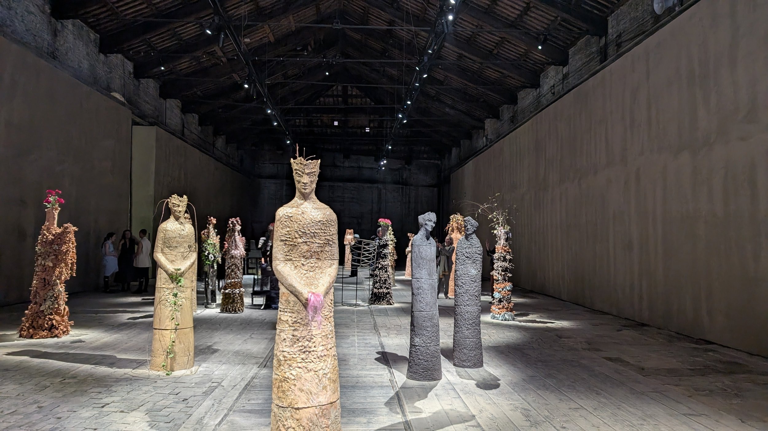 “Con te Con tutto”: il Padiglione Italia di Chiara Camoni alla Biennale di Venezia 2026 non è radicale ma passerà alla storia