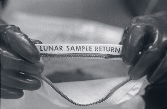Va all’asta il primo campione di polvere lunare raccolto da Neil Armstrong. La vendita è frutto di un’incredibile serie di eventi