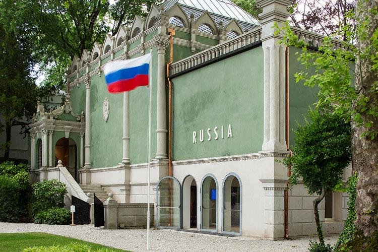 Alla Biennale Arte 2022 non ci sarà la Russia. Artisti e curatore si dimettono. Il Padiglione rimarrà chiuso