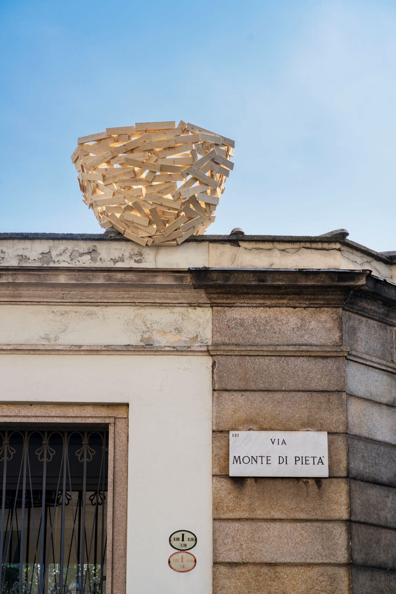 Scopri i nidi impermanenti e poetici di Tadashi Kawamata nascosti nel centro di Milano