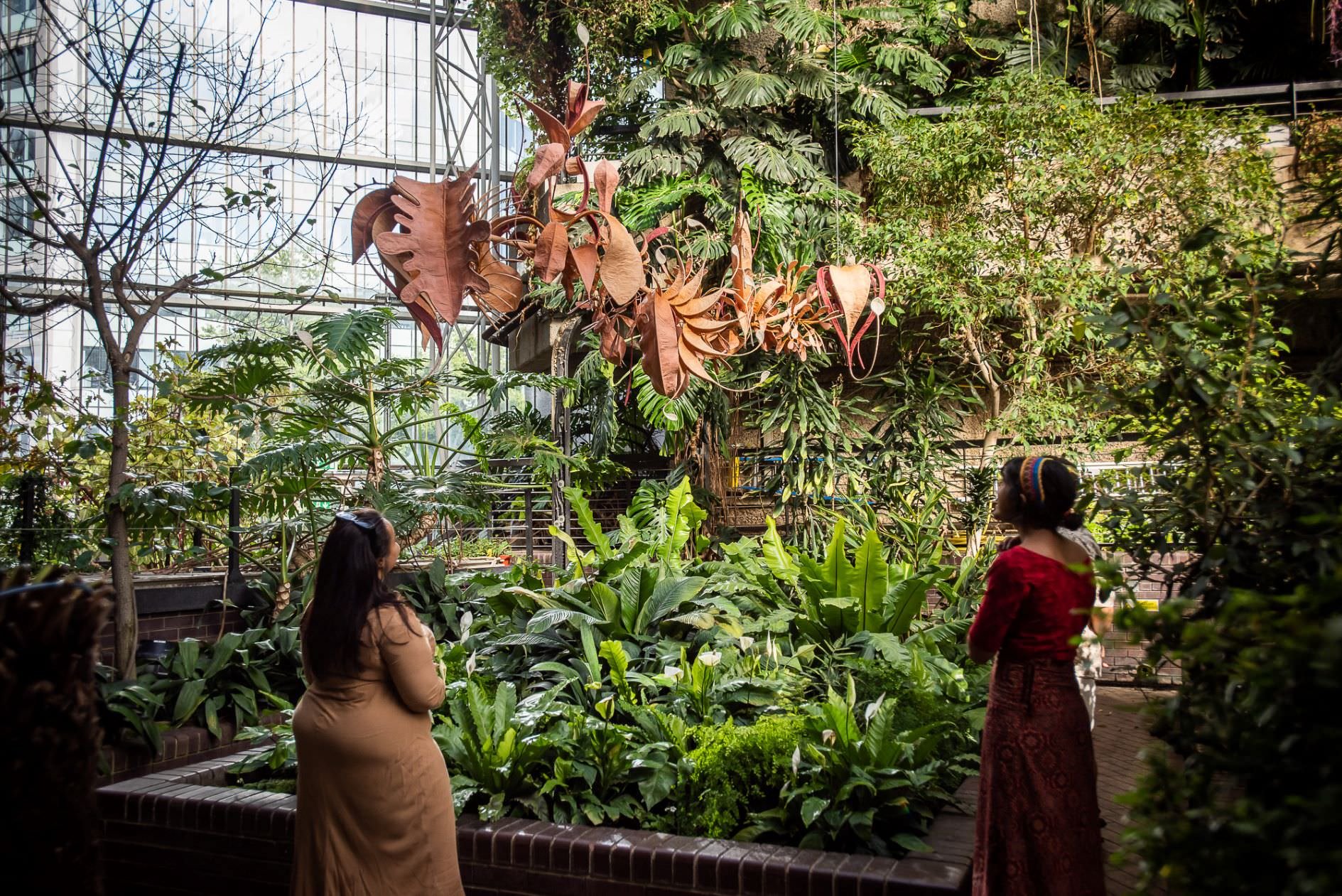 Le sculture biomorfe di Ranjani Shettar al nell’oasi tropicale del Barbican Conservatory di Londra