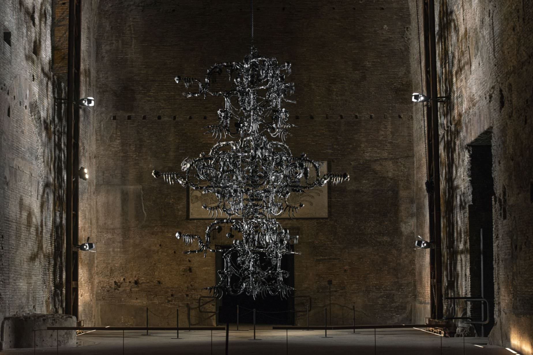 Con La Commedia Umana Ai Weiwei concentra il suo humor nero in un lampadario di vetro di Murano alto 9 metri