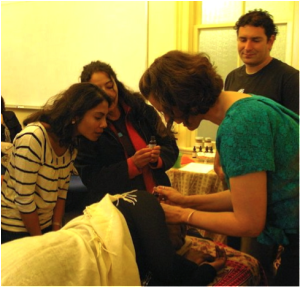 At her first workshop, Eden poured oil in Séphora’s ears to demonstrate one of her treatments