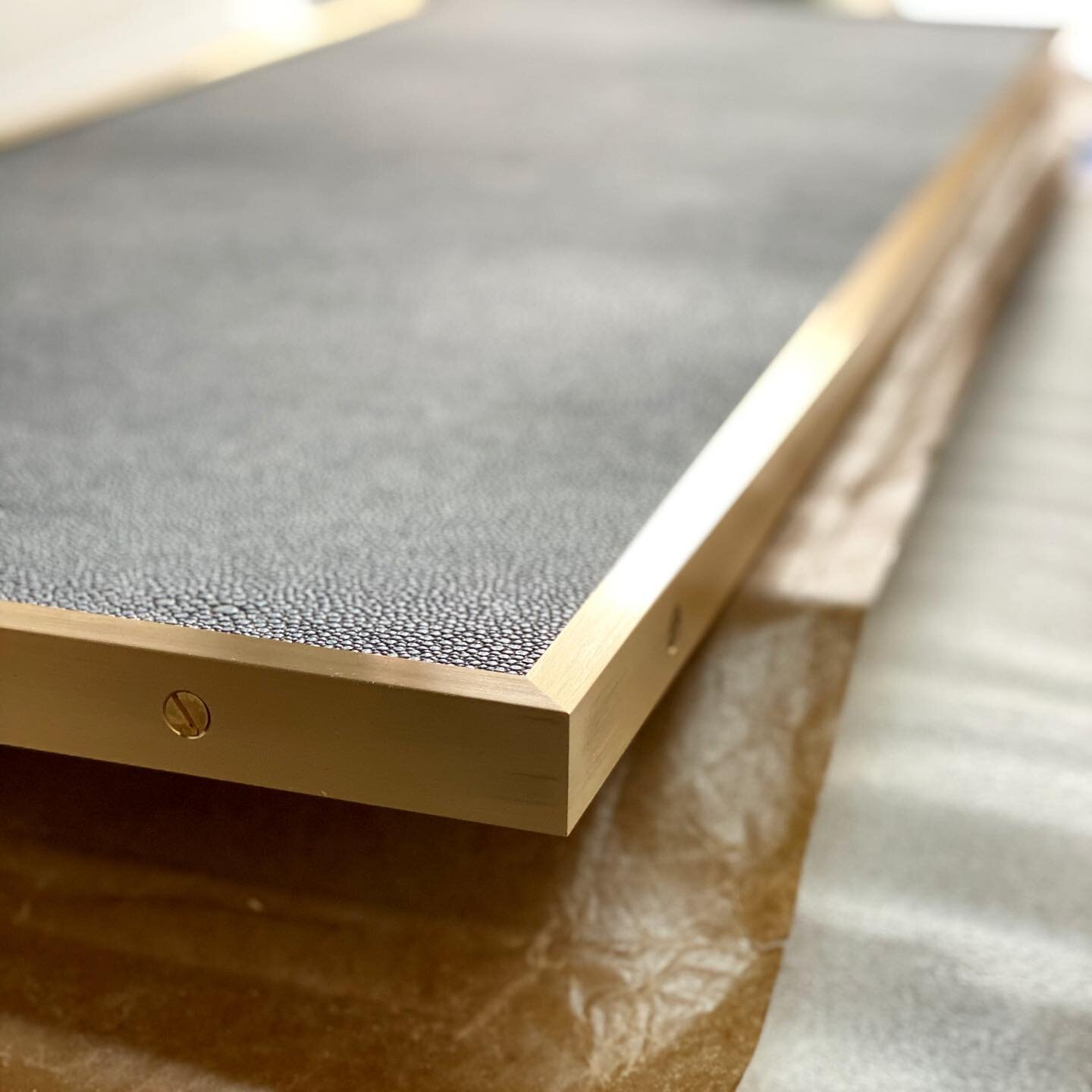 Very unique fabric veneer on these cabinet doors and the brushed brass edge trim fit seamlessly. ....................................................... #sharkskin #parchment #snake #pattern #leather #veneers #edge #trim #satin #brushed #brass