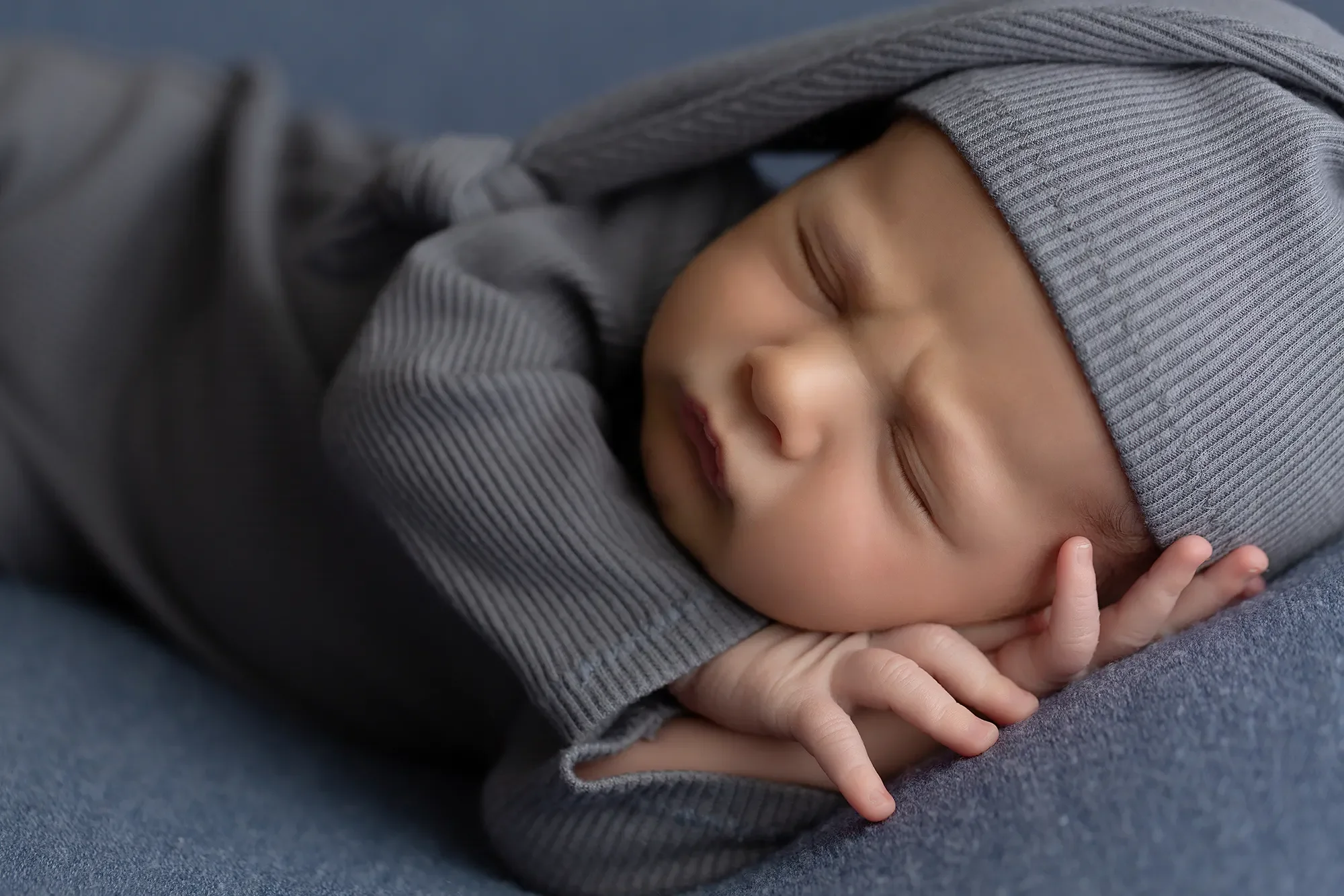 Awake newborn photos in Los Angeles