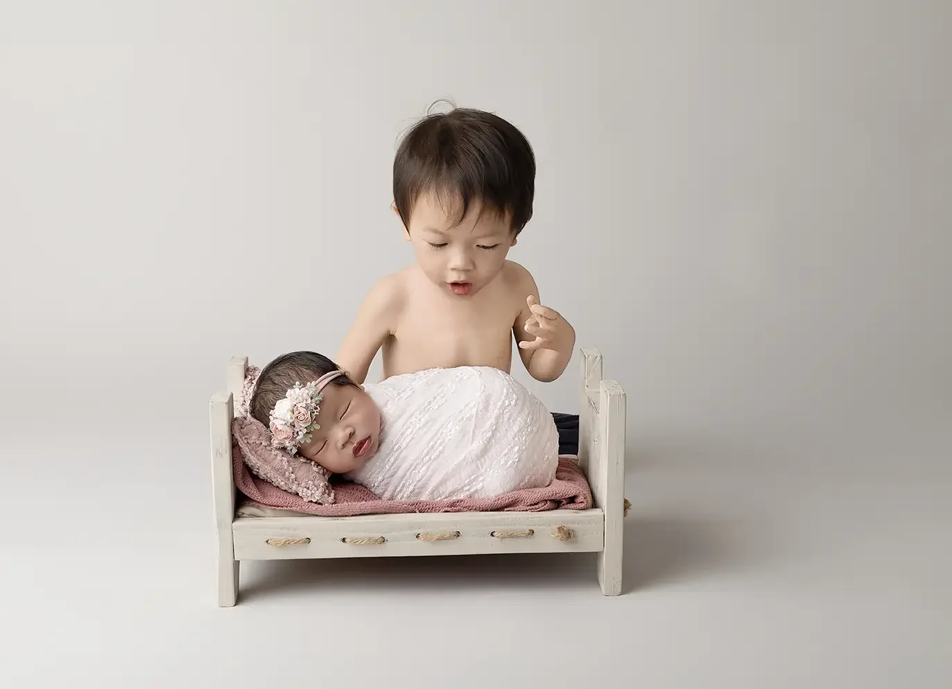 How to Take Beautiful Newborn Photos at Home Safely | Glendale &amp; Los Angeles Tips