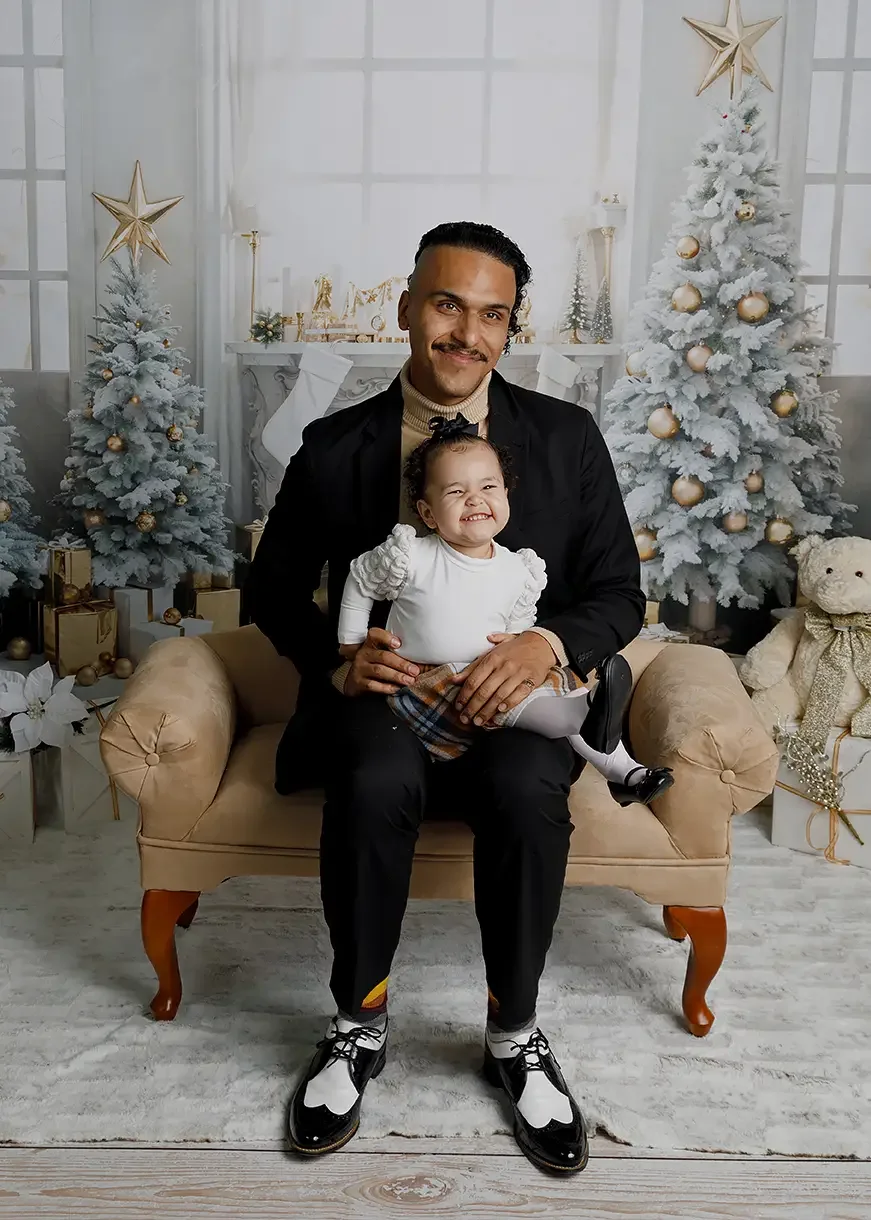 What Should Dad Wear for Family Holiday Photos?