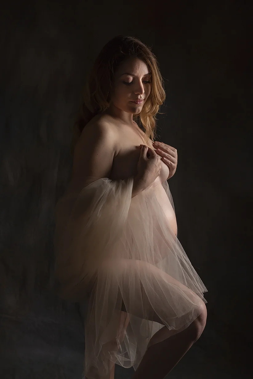 What to Wear for Maternity Photos: Gowns, Fabrics &amp; Maternity Photoshoot Outfit Ideas