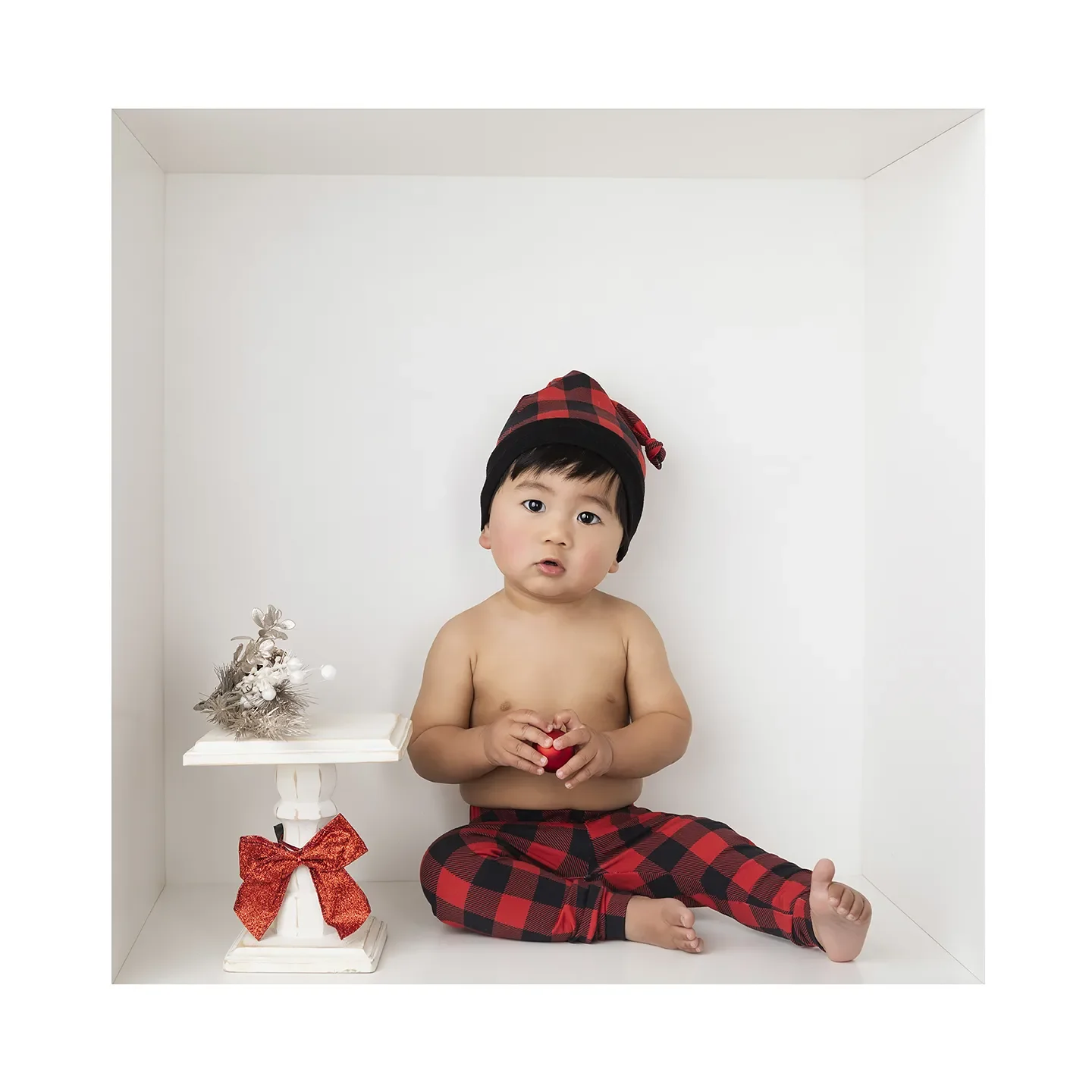 baby in a box sitting baby photography los angeles