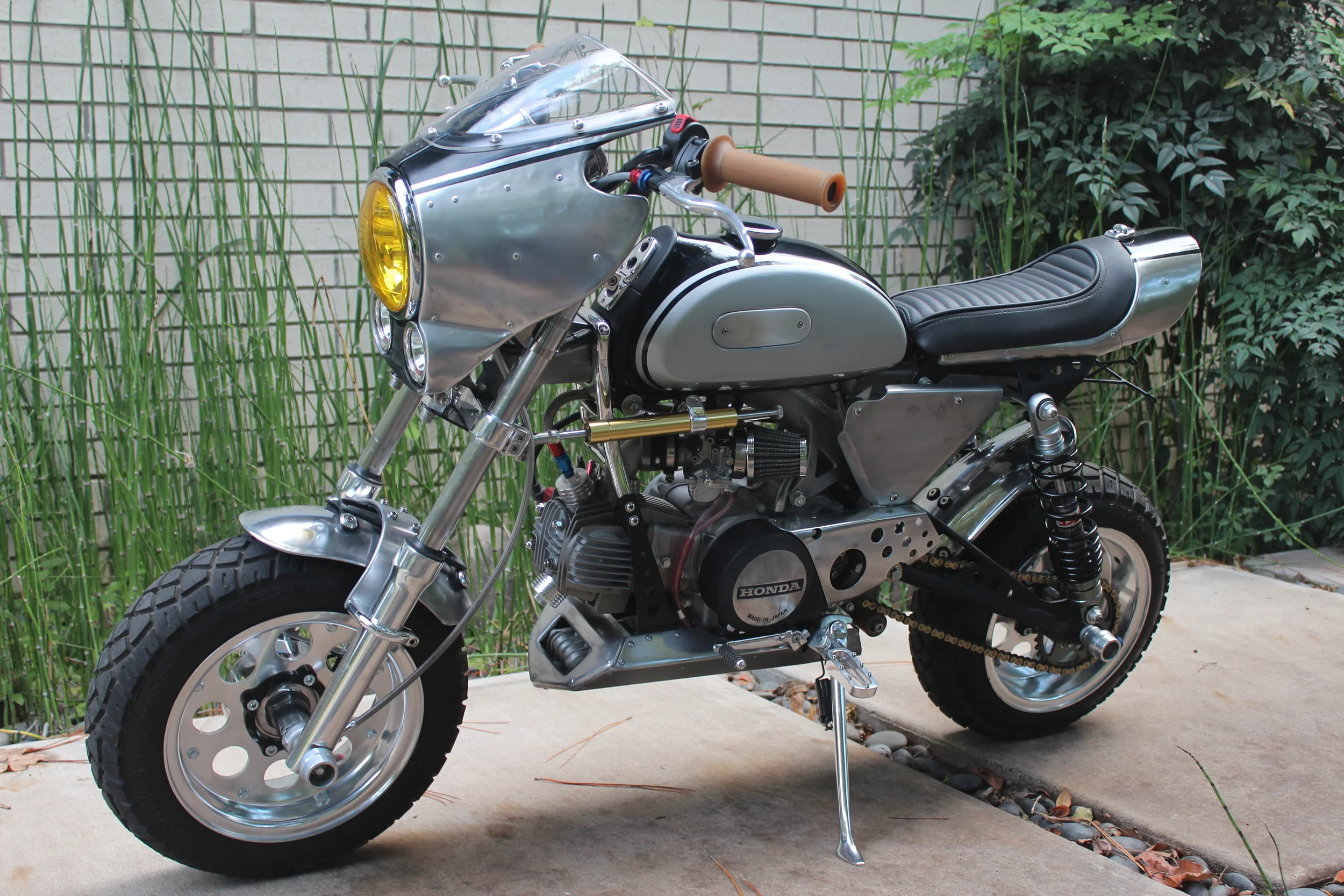  A number of aluminum alloy parts were used in the build. Aluminum wheels, frame, kickstand, brake pedals, tripletrees, handlebars, kickstarter, footpegs, and engine cylinder replaced the stock steel units. The fairing skins, side covers, fenders, fo