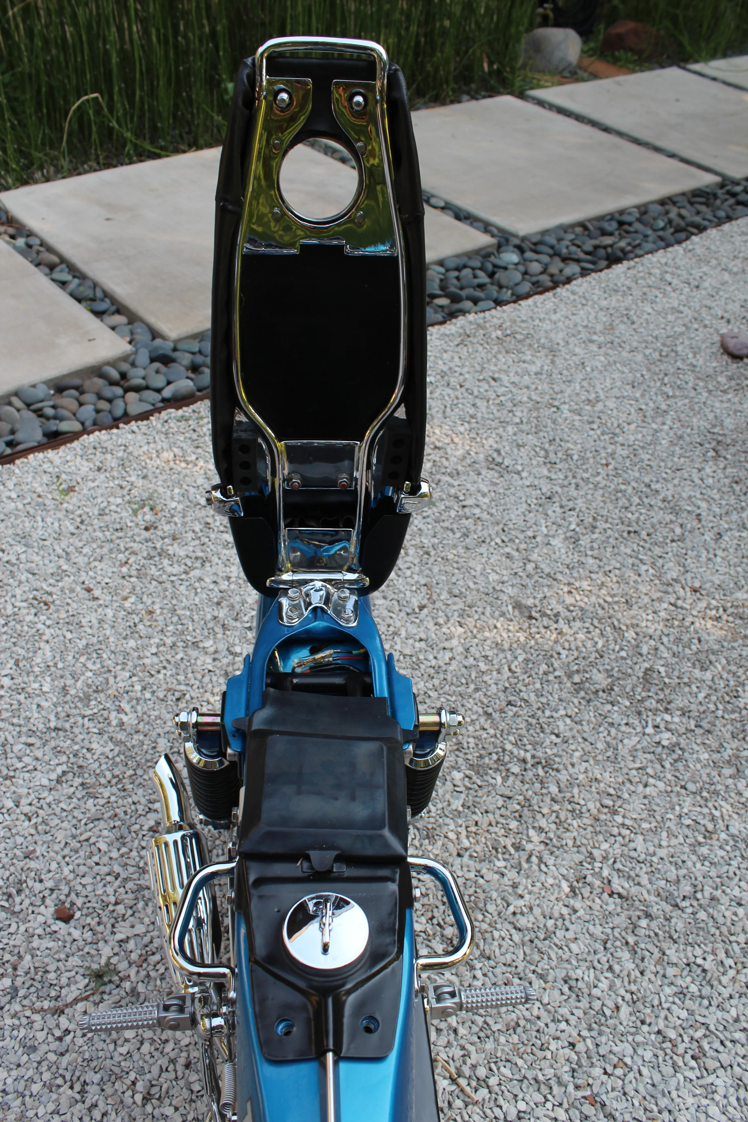 Custom seat and rear hinge made to allow tank access. The solid rods that make up the seat frame are firmly bolted at front to stiffen the tail of the frame. The optional CT70 grab bar was applied on both sides.