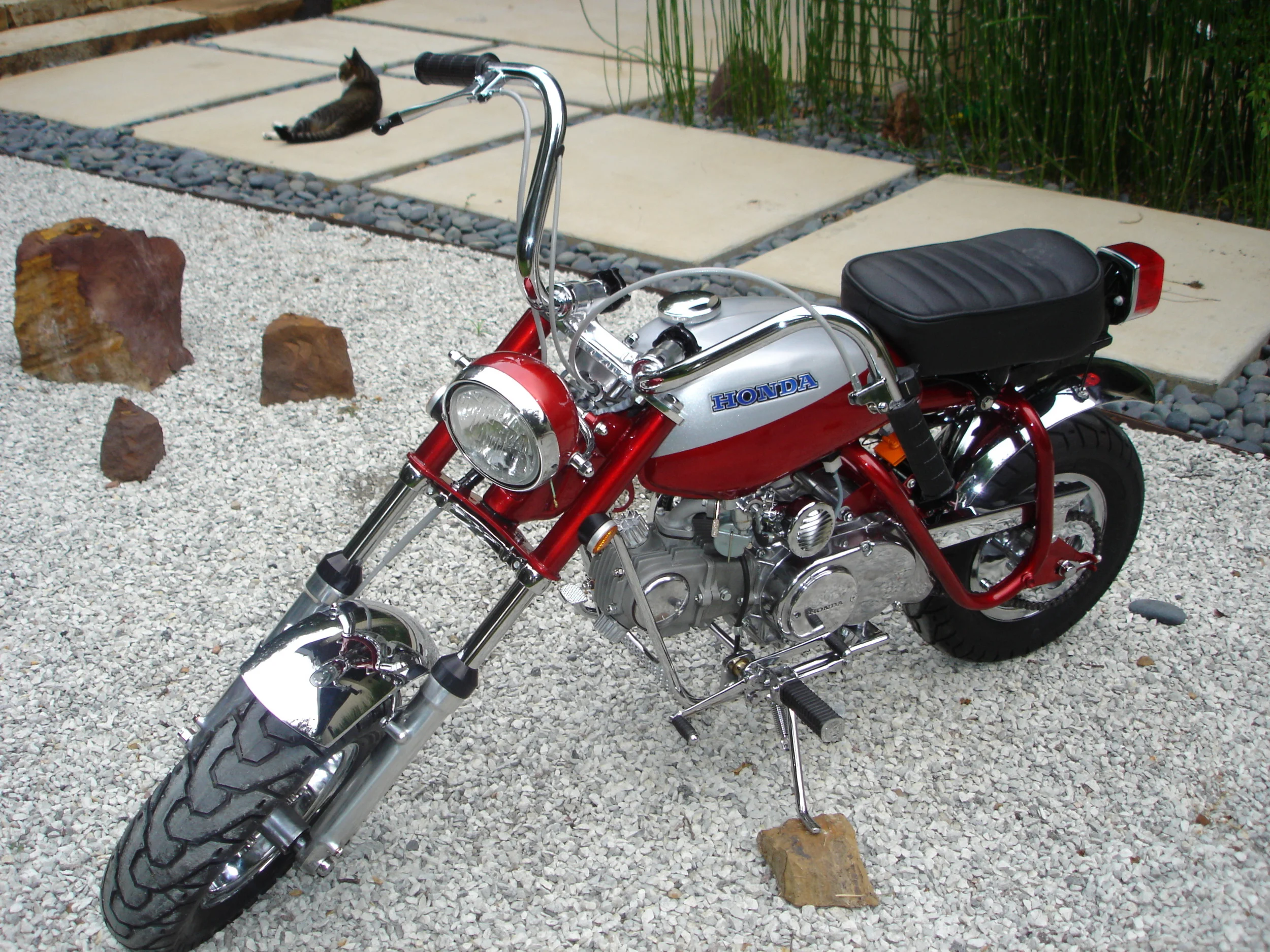  An early custom mini done in the 1969 Z50 paint scheme. 88cc 4 speed manual clutch engine from a Honda SL70. 