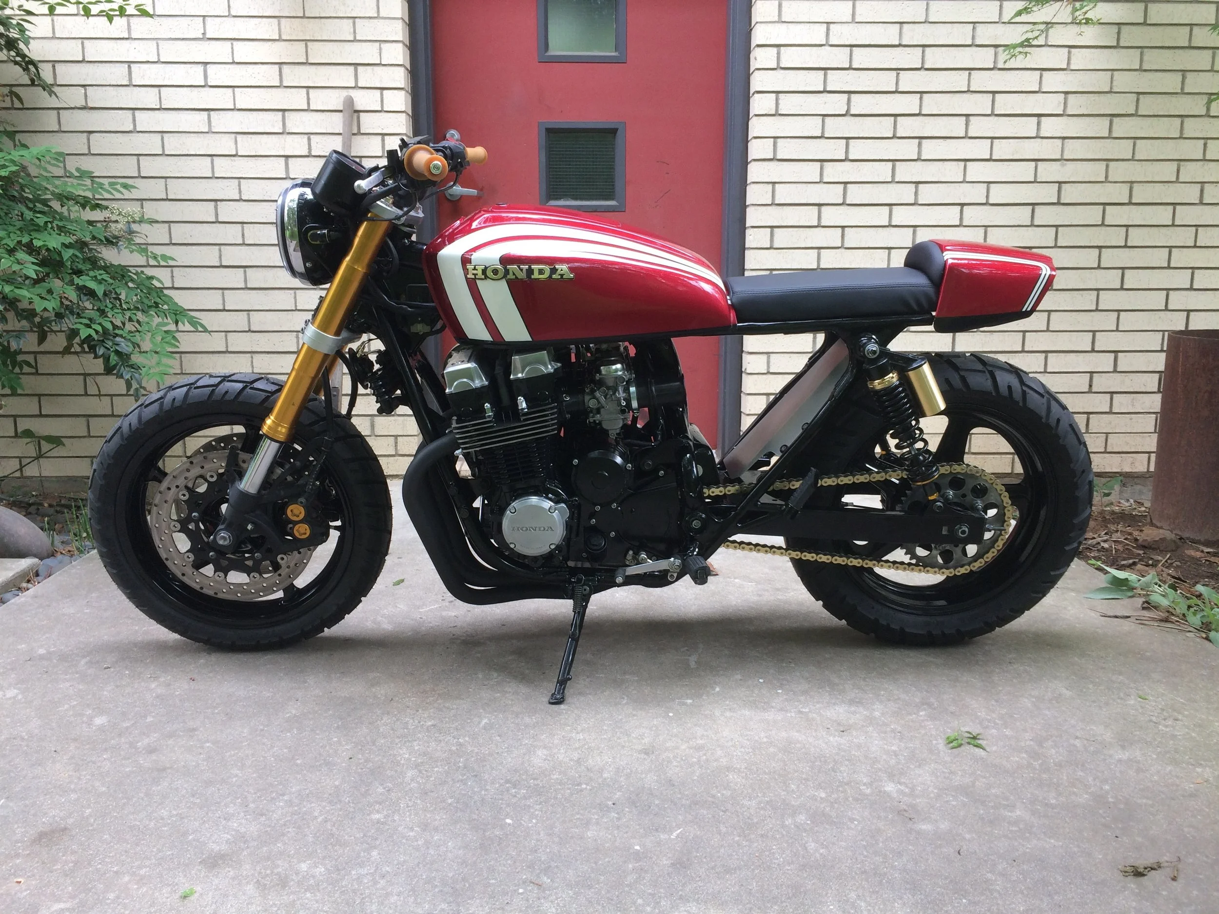  The seat fully extended. A lot of work was done to keep the under seat area clean and open, hiding the battery behind the engine, and electronics under the seat. 