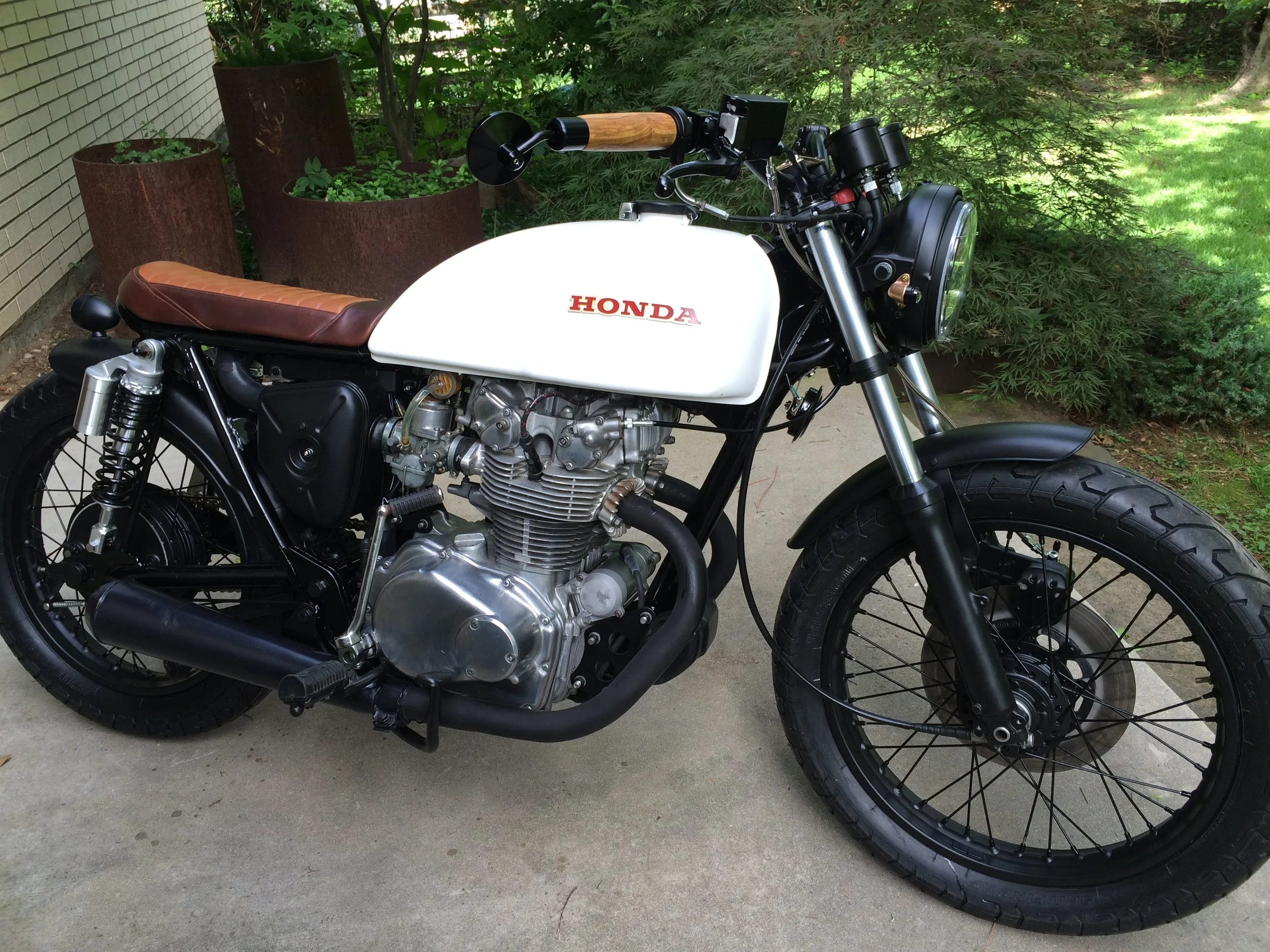  The original fenders were shortened and a set of CB550 mufflers modified to fit the stock headers. 