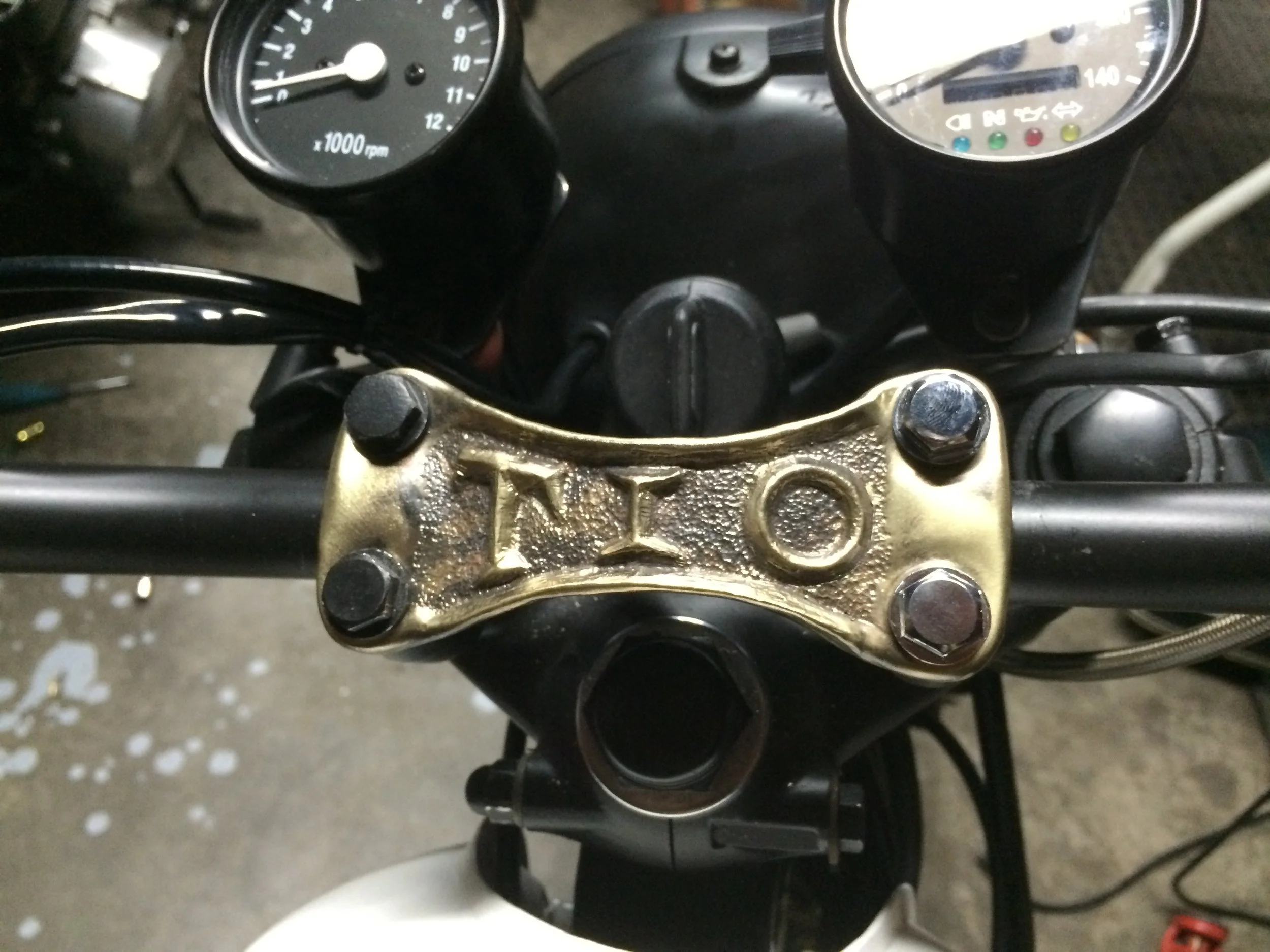  Because Fabian wanted the bike to be a tribute to the uncle that spurred his love of bikes, a Shitame repousse yoke was fashioned from brass. 