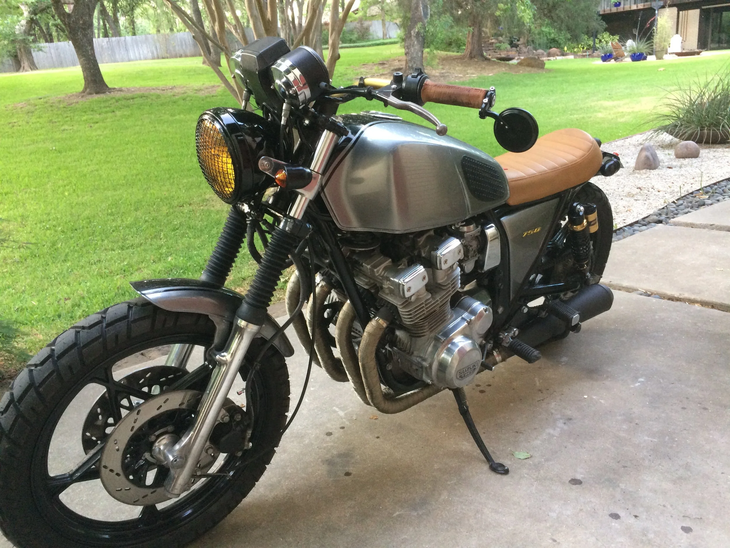  Justin’s GS was a more involved build, with new cusom side covers, mufflers taken from a Honda CB550 set, custom seat, shortened front fender and a steel rear fender from an earlier GS750. A custom paint job was done on the body pieces and the exhau
