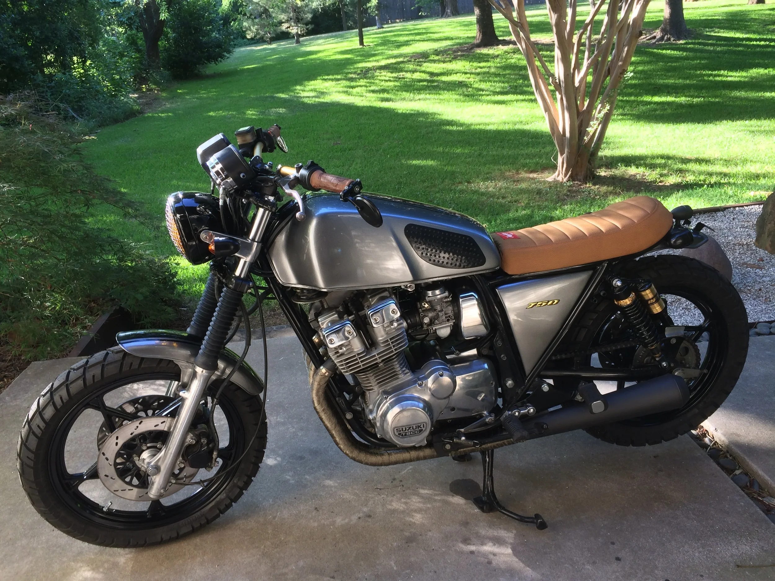  Rounding out the build, a new set of Mikuni carbs, new shocks, a new headlight, signals, and  Shinko rubber were used. 