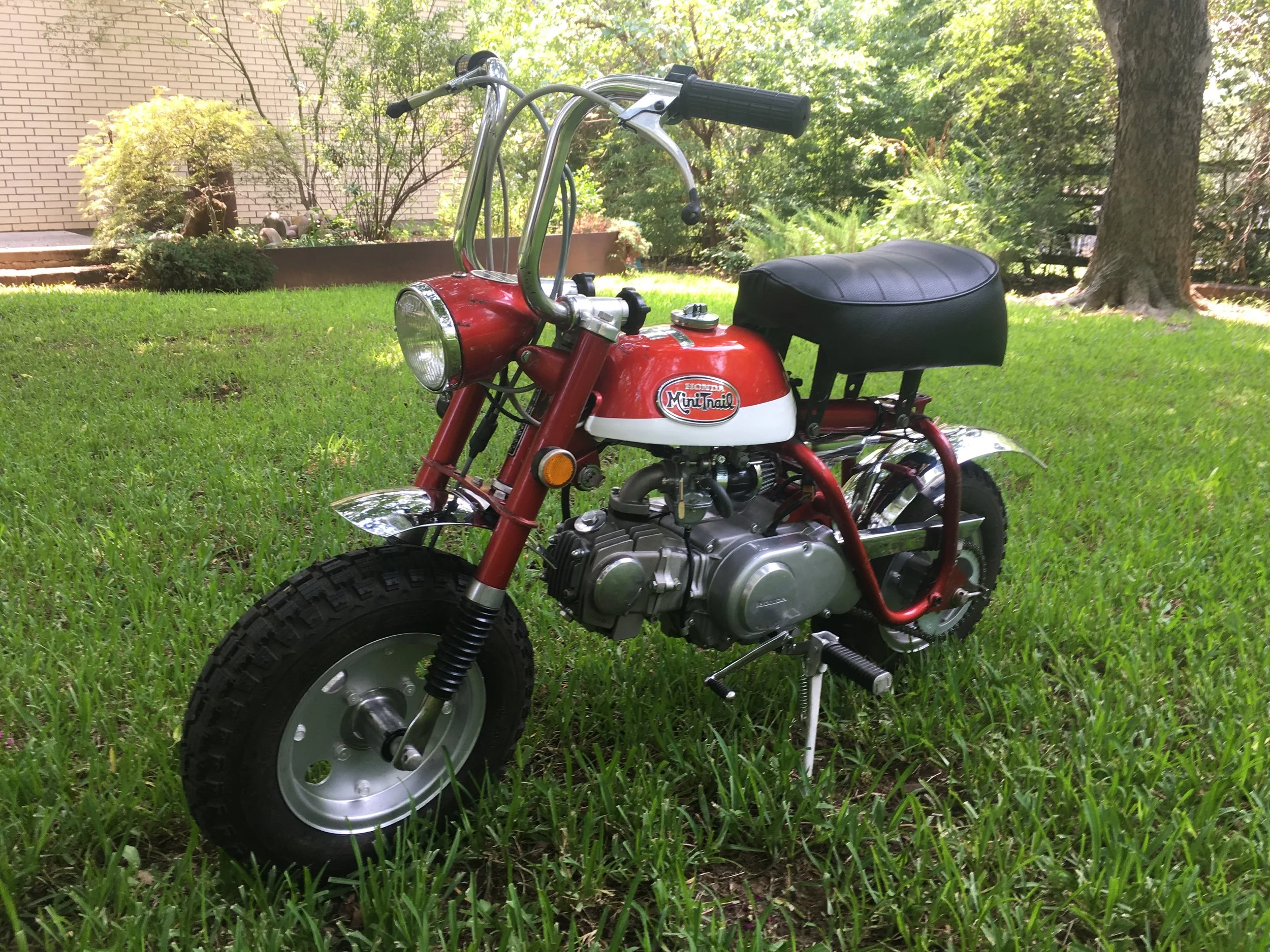  A 1971 Z50A sympathetic restoration with an 88cc big bore kit, race head and cam, and heavy duty clutch. A 20mm carb and manifold, ducati petcock and curved air filter were also added. 