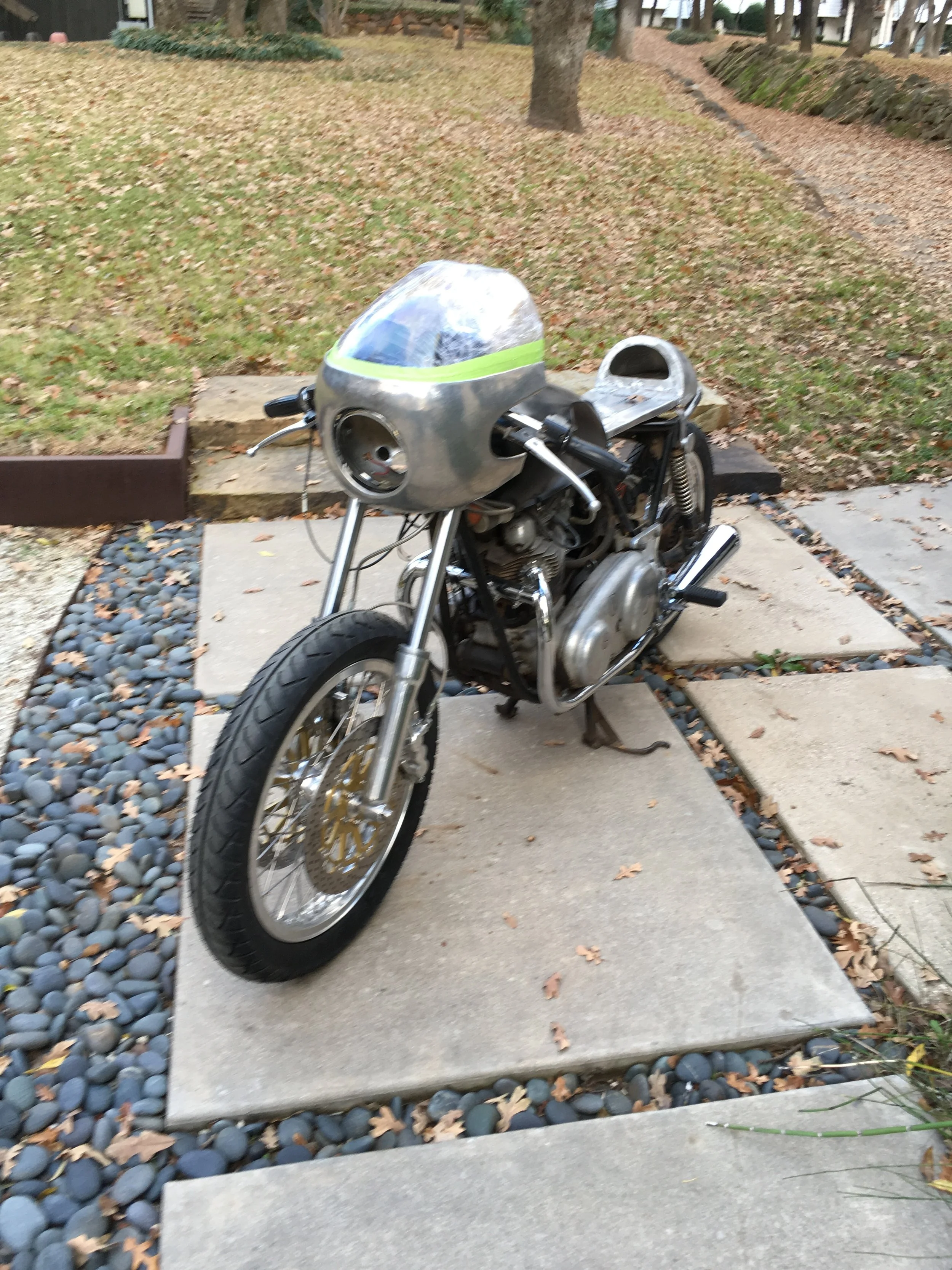  The build in December, 2018. This 1974 Norton Commando came to the shop in rough shape. The owner’s desire was to customize it into a cafe racer. An aluminum front fairing, seat, rear inner fender, front fender, and license plate bracket were made f