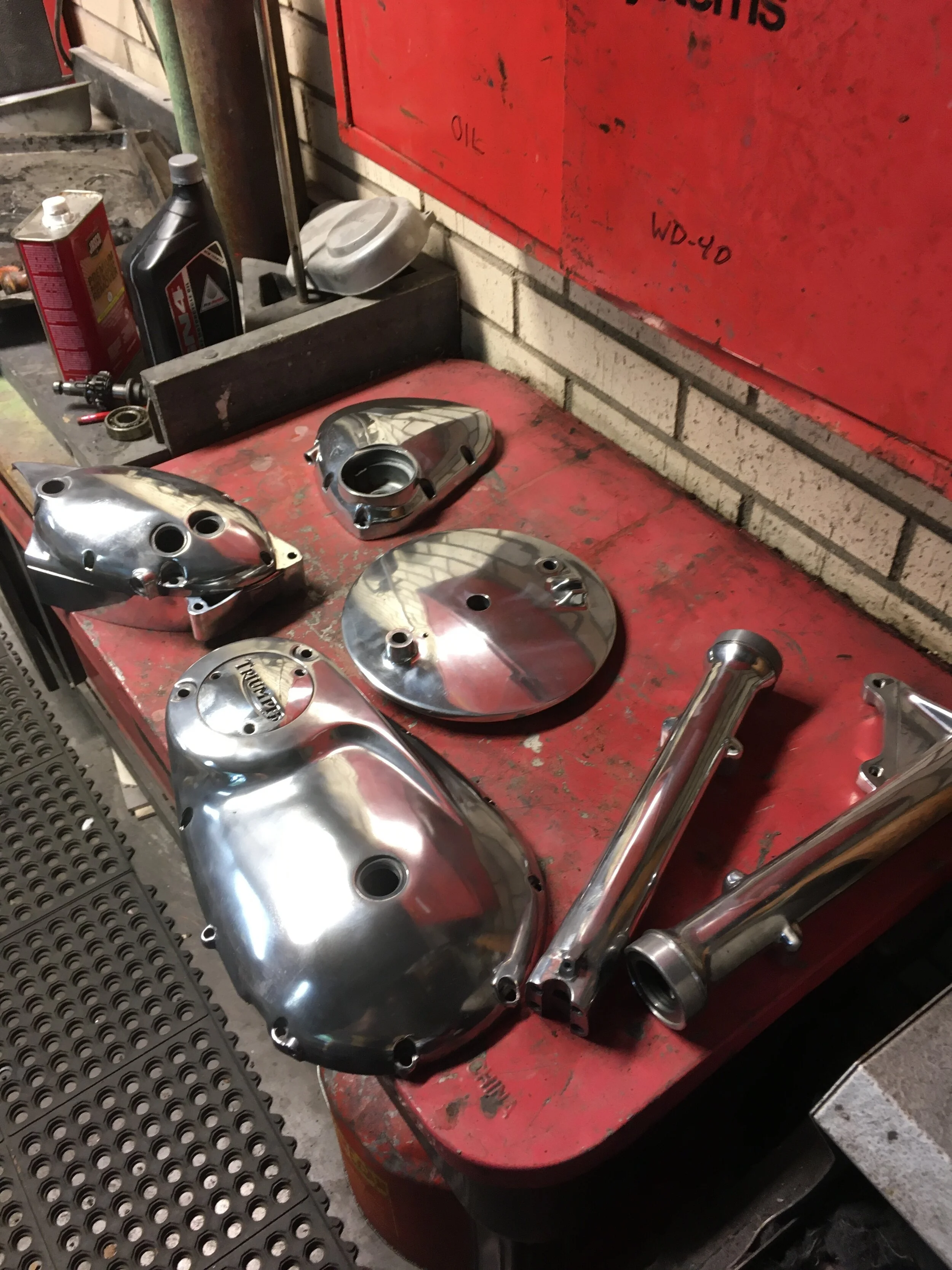  Aluminum parts for the engine are polished. 