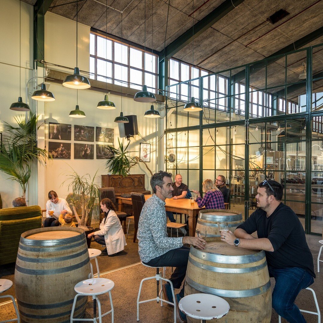 Three Boys Brewery
The view of the Ground Floor bar area. Vintage seats create a cosy setting with a view through the glazed partition wall to the brewery beyond.
Light, shadows, and reflections interact with the glazing creating an everchanging scen