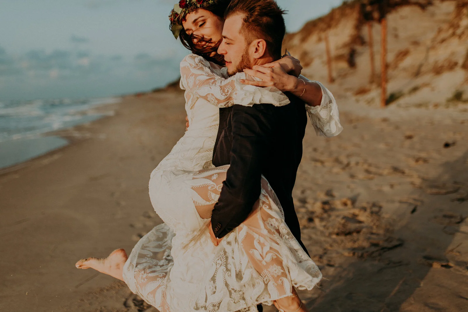 niesamowita sesja ślubna na plaży | slow wedding w pałacu w orli | wielkopolska