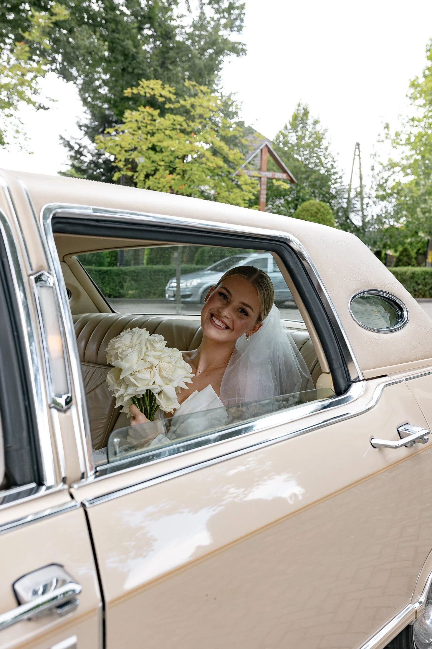 panna młoda w samochodzie