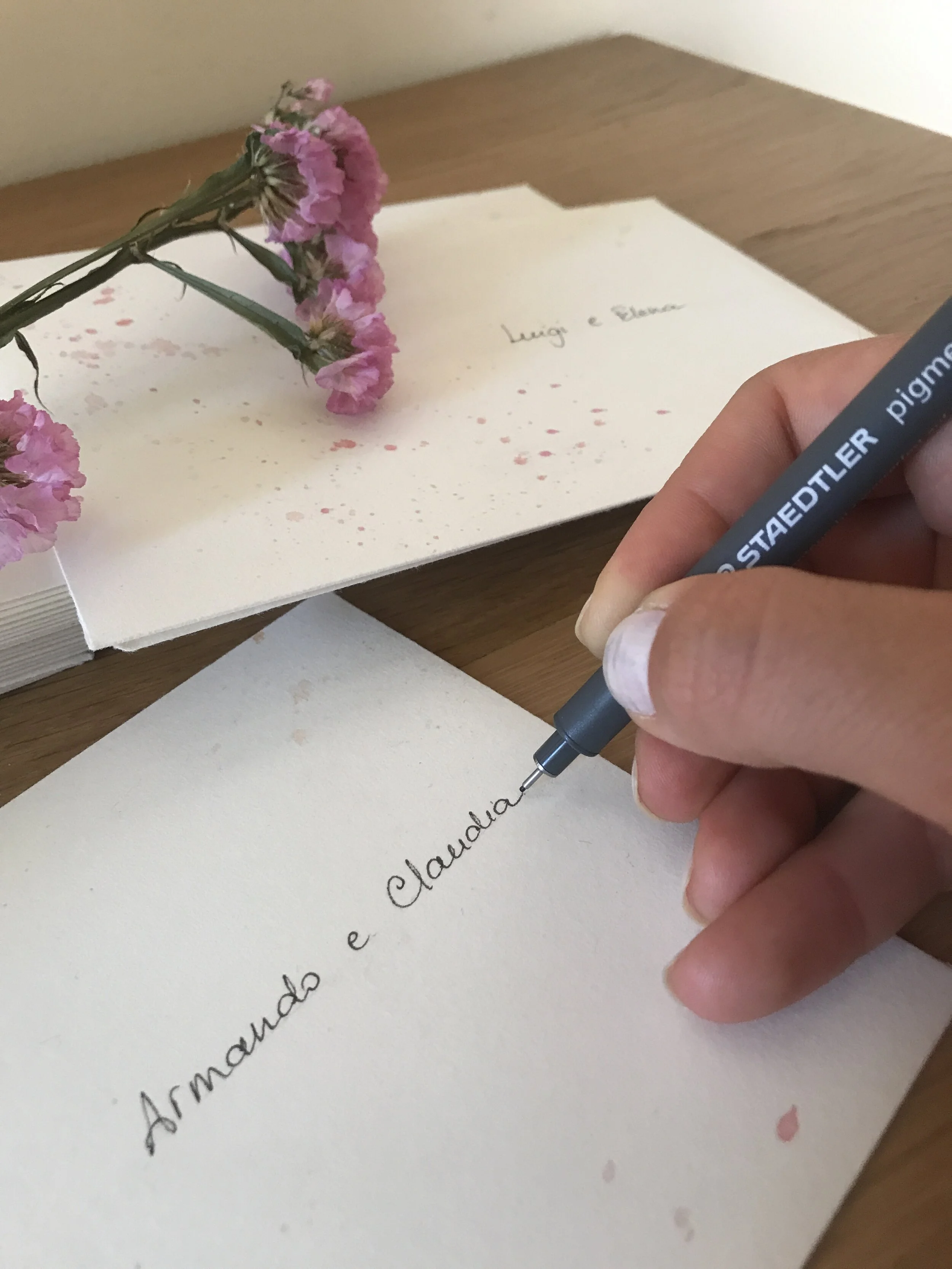 calligrafica per nomi invitati su partecipazioni personalizzate